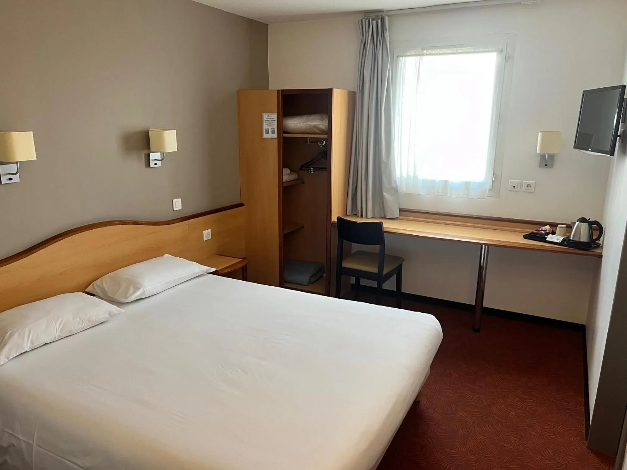 Bed in Brit Hotel Confort Montauban