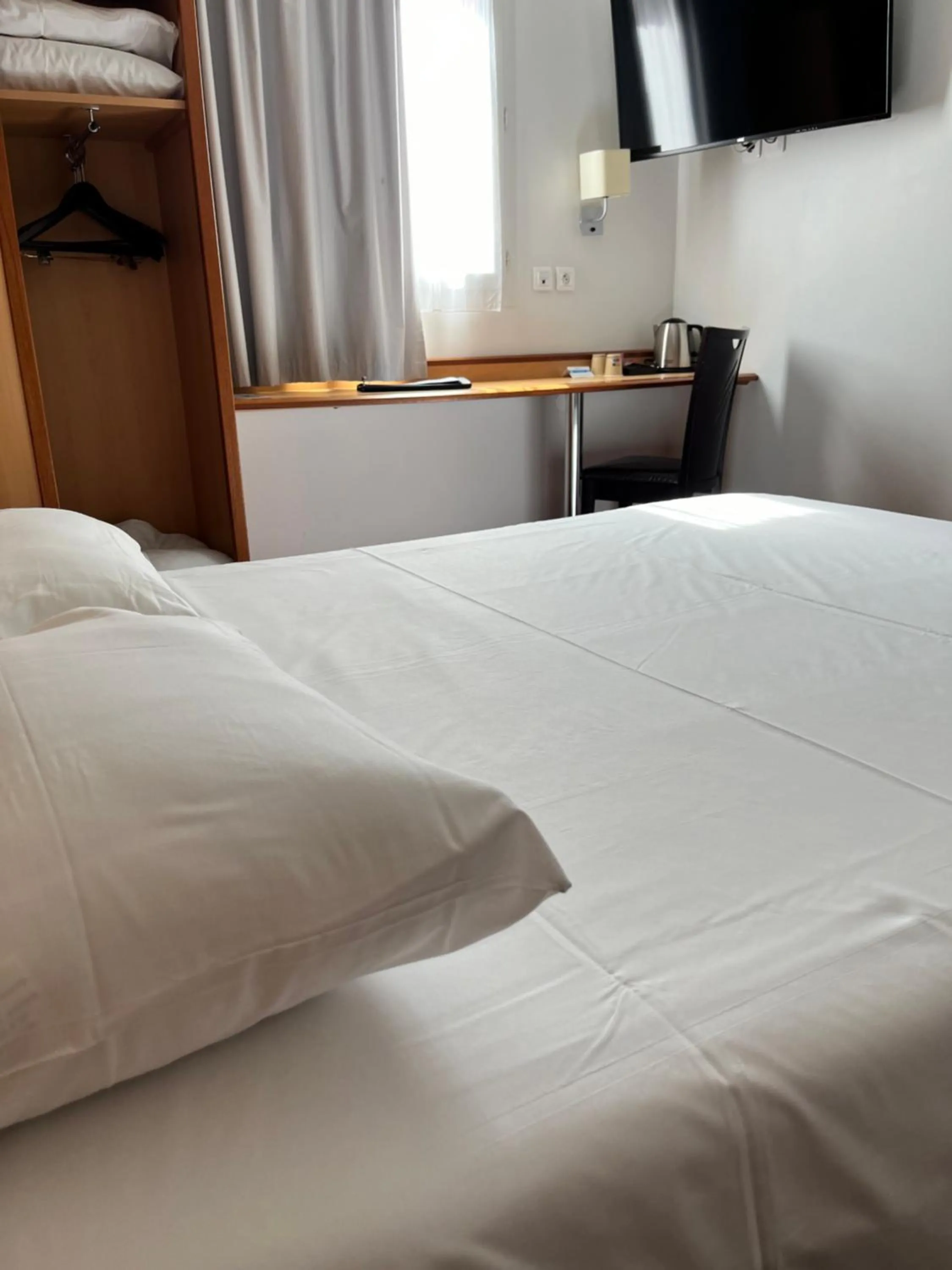 Bedroom, Bed in Brit Hotel Confort Montauban