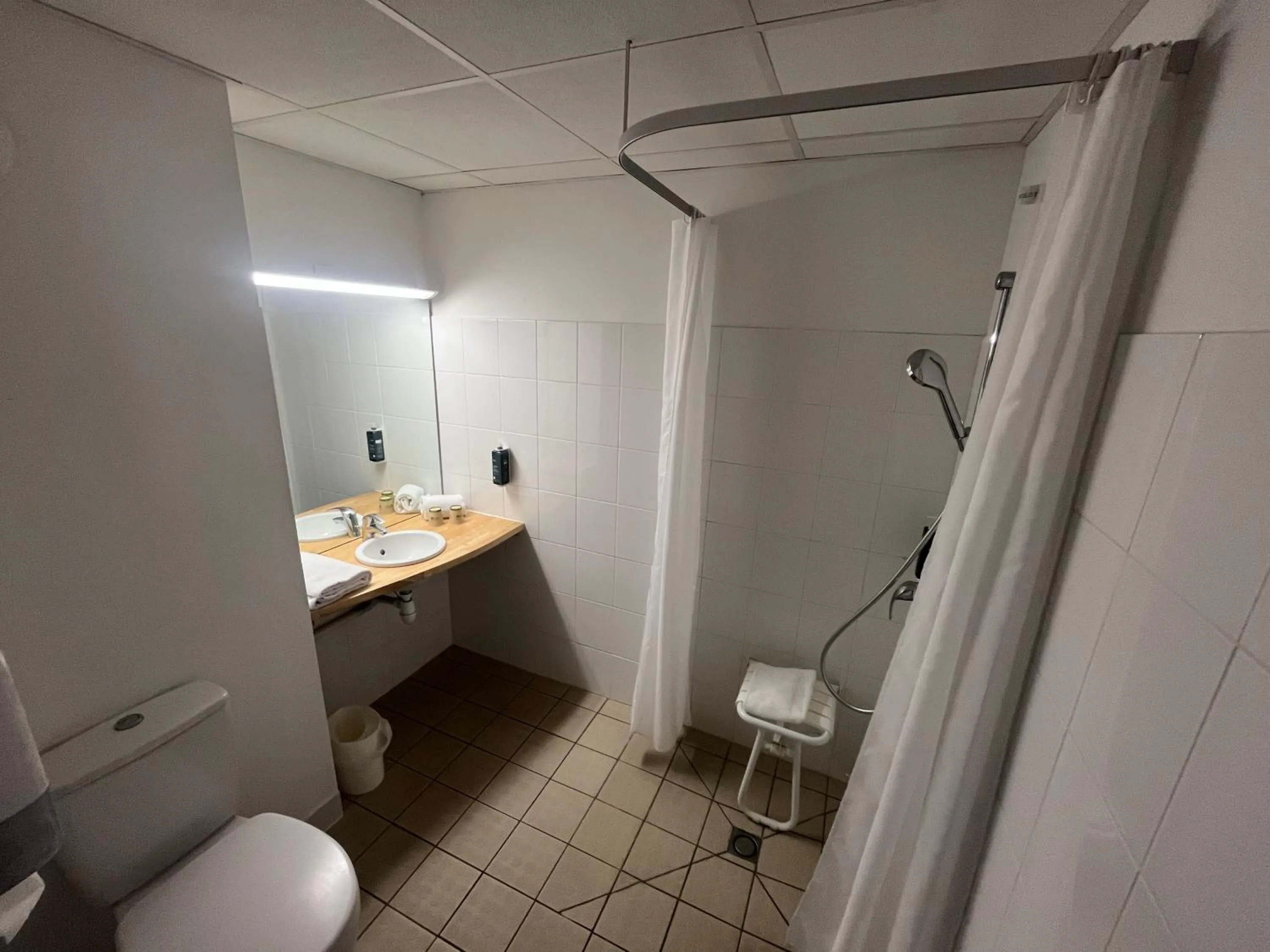 Bathroom in Brit Hotel Confort Montauban