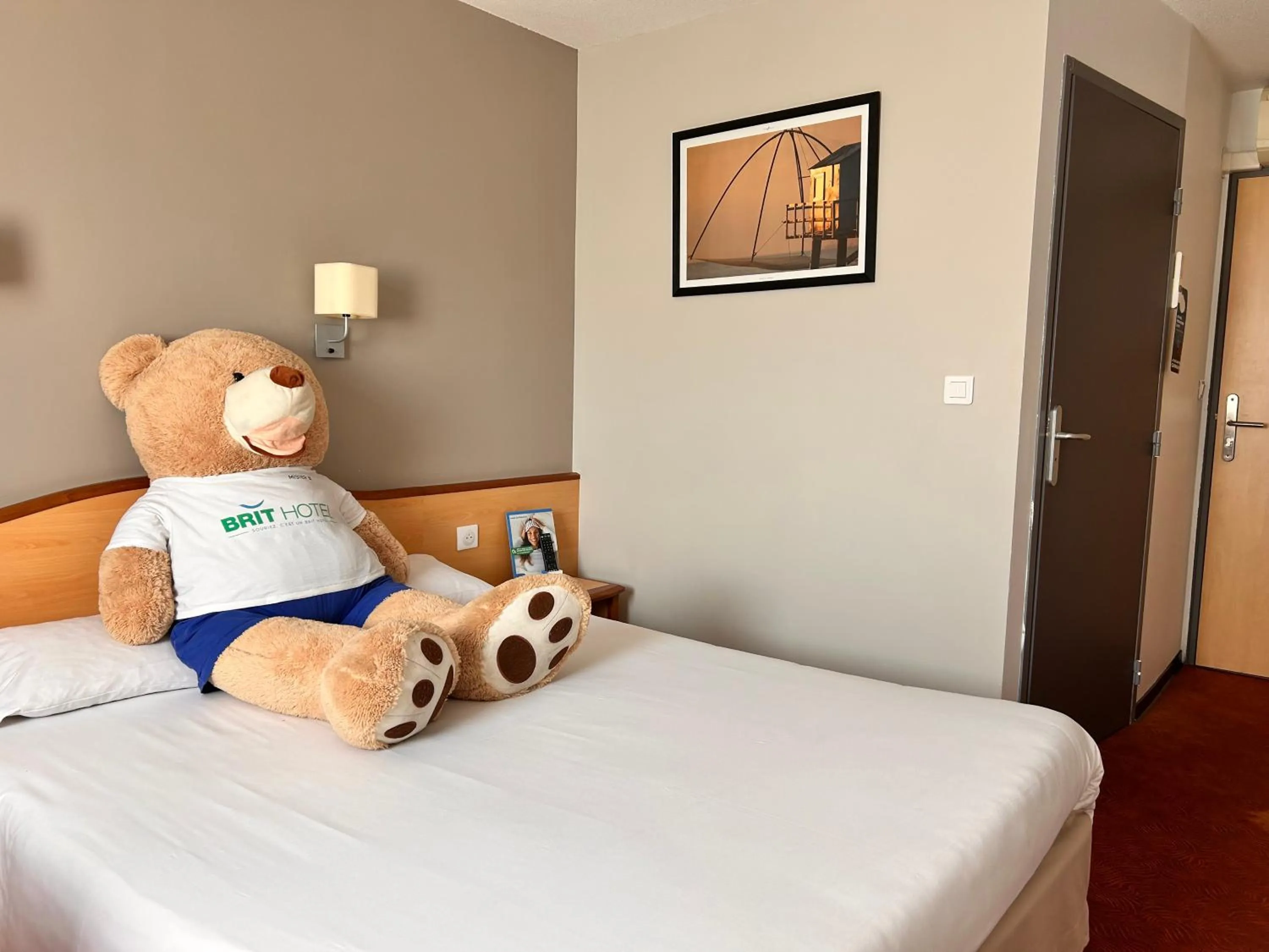 Photo of the whole room, Bed in Brit Hotel Confort Montauban