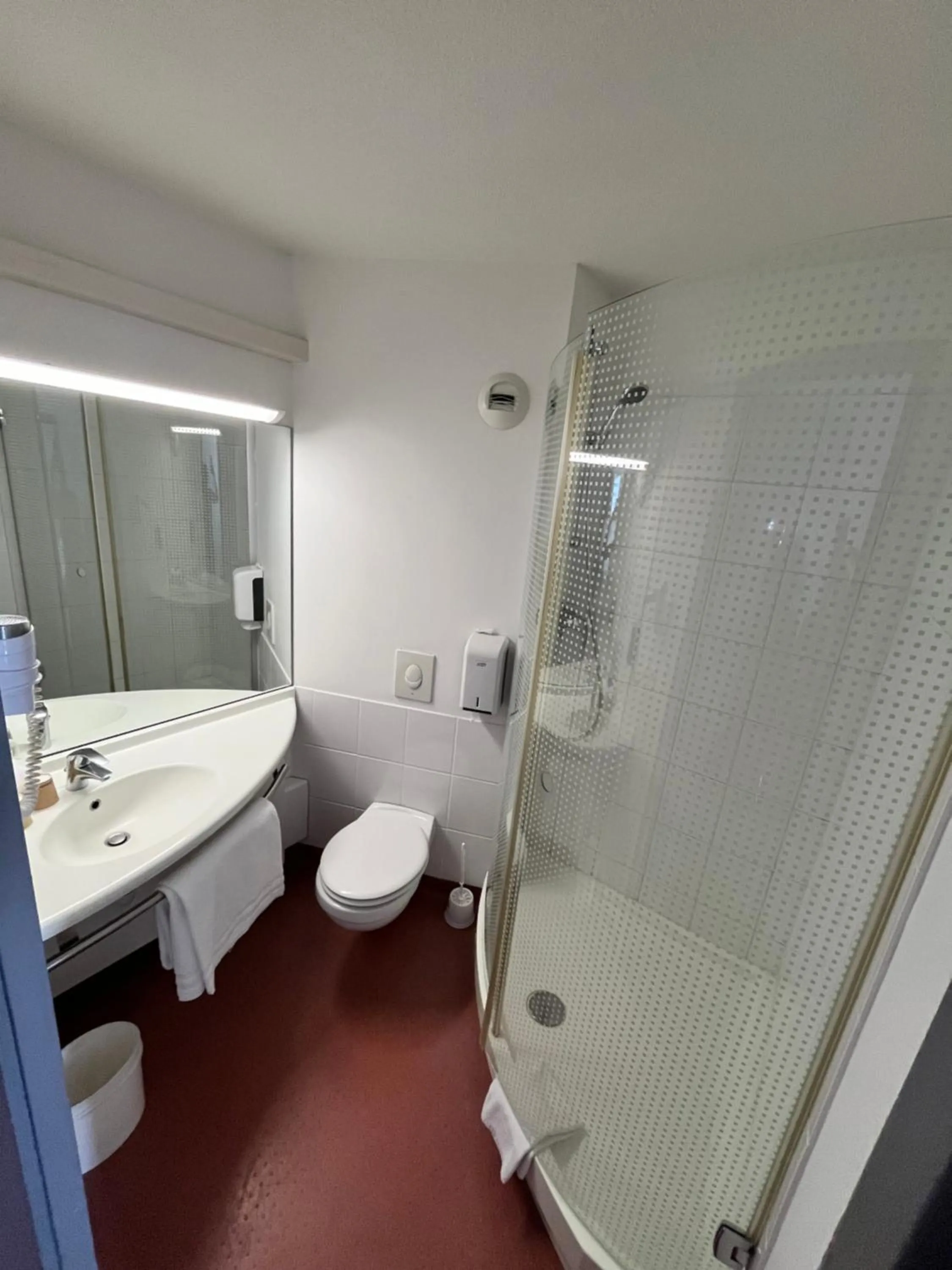 Bathroom in Brit Hotel Confort Montauban