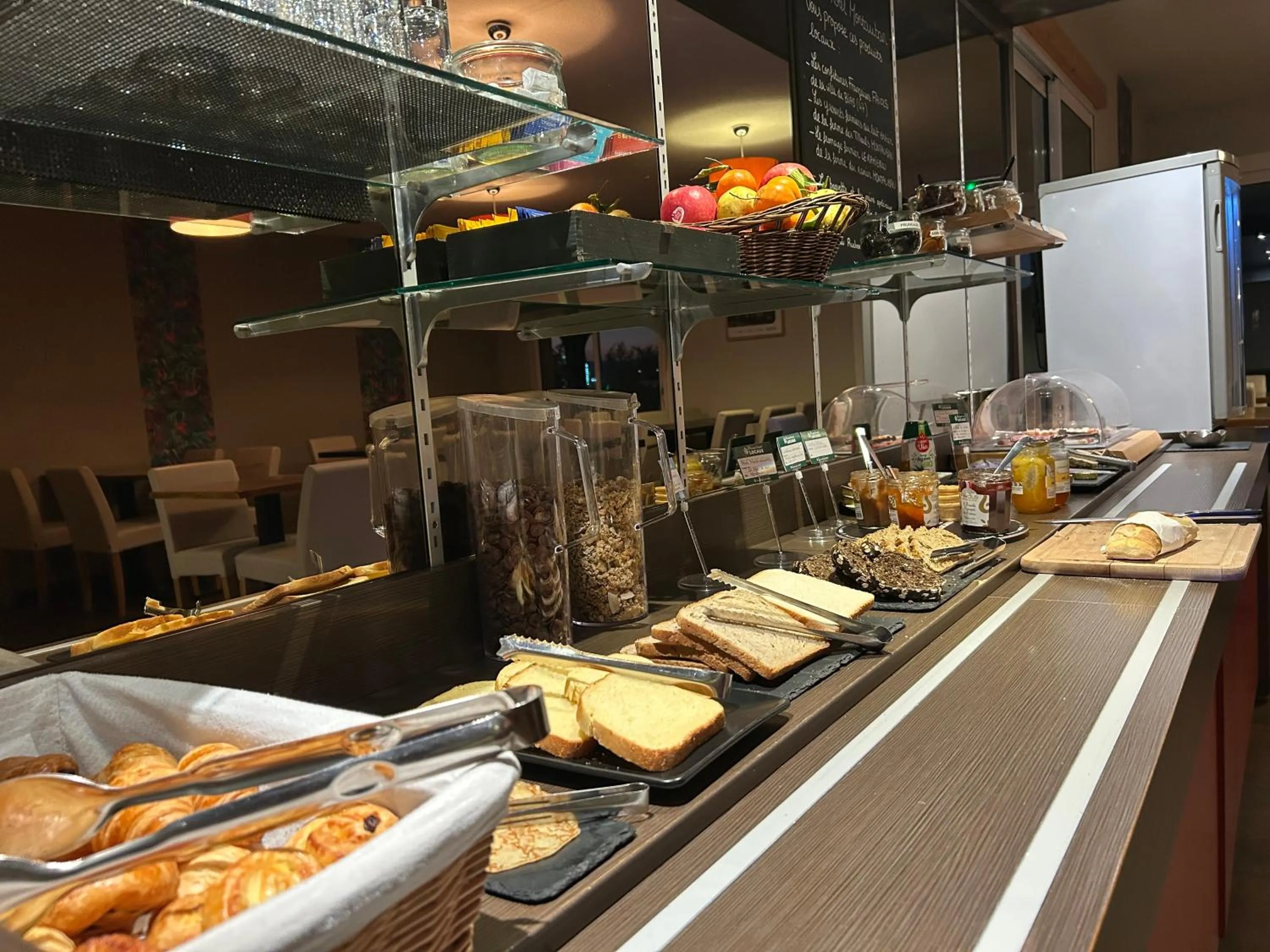 Food and drinks in Brit Hotel Confort Montauban