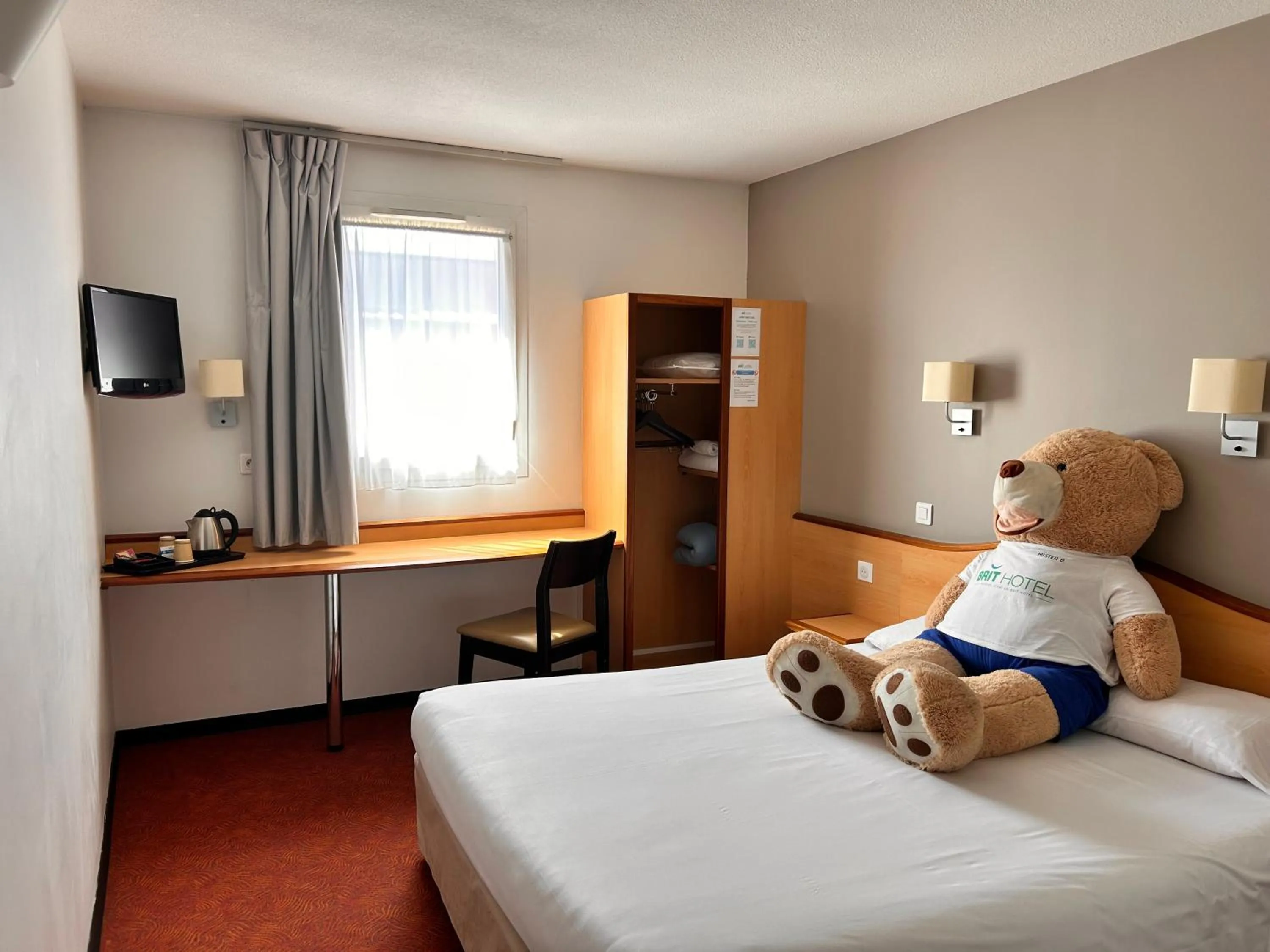 Photo of the whole room, Bed in Brit Hotel Confort Montauban