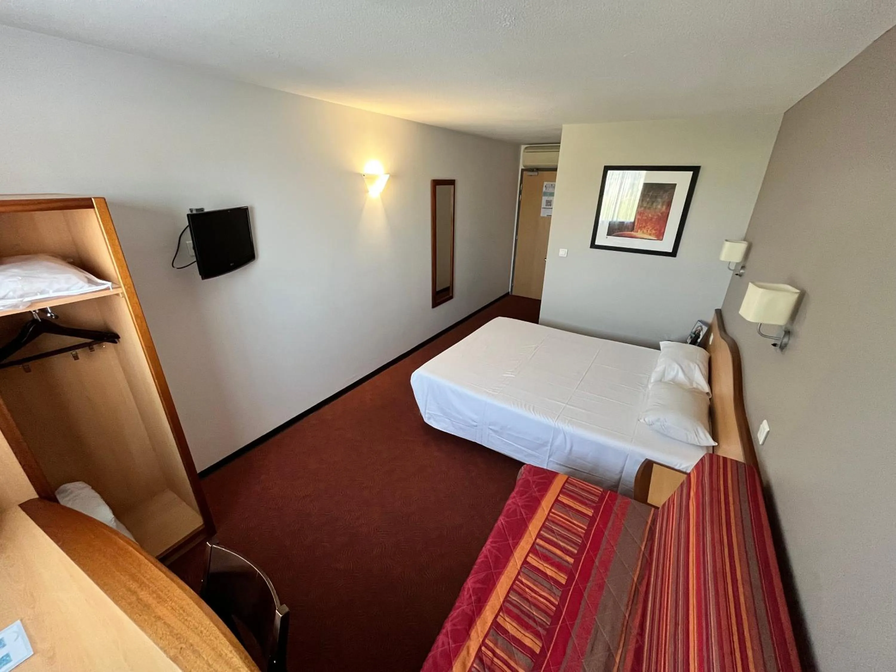 Bedroom, Bed in Brit Hotel Confort Montauban