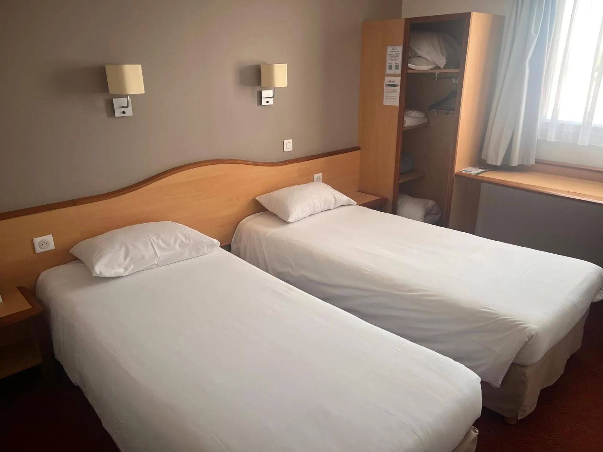 Bed in Brit Hotel Confort Montauban