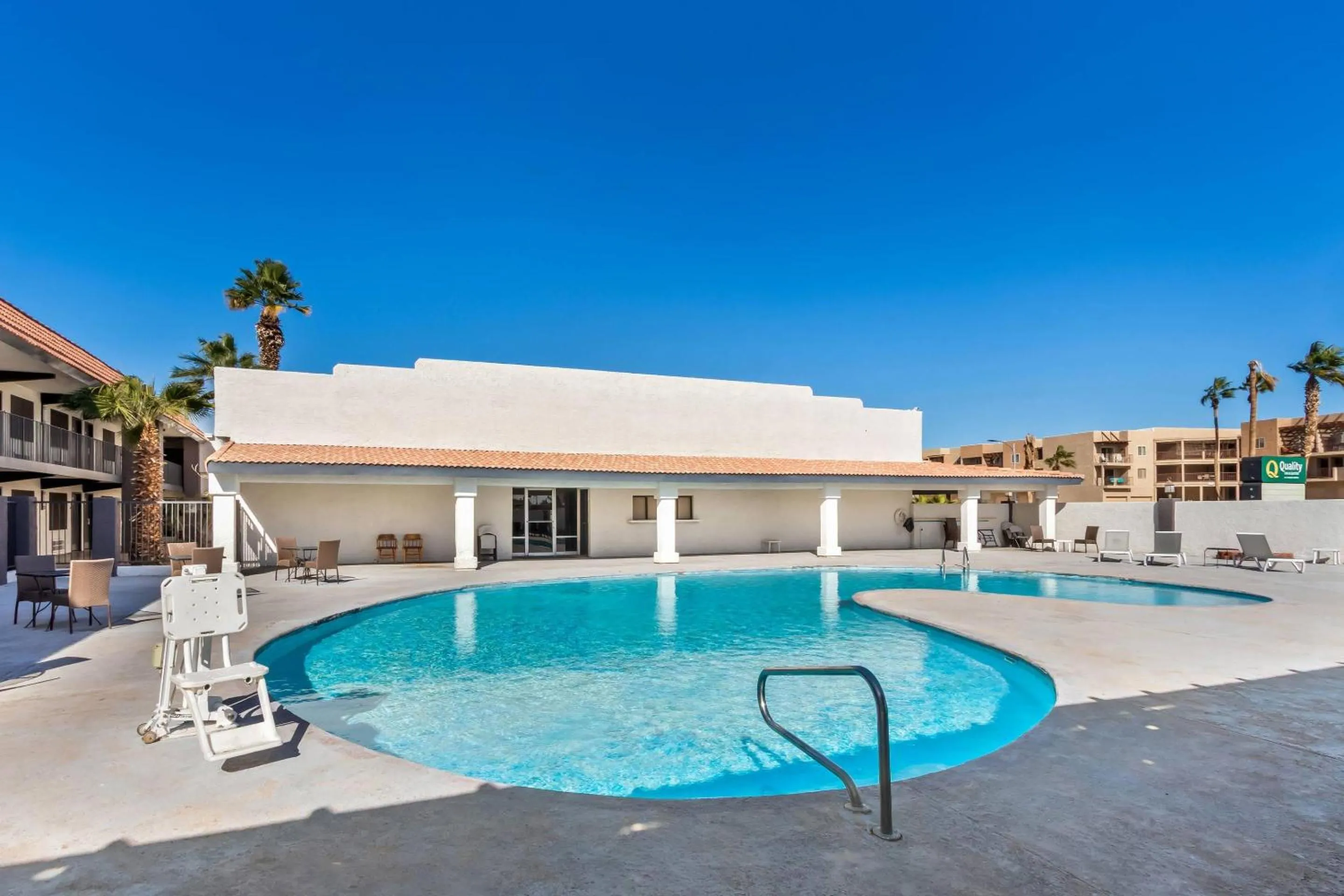 Swimming pool in Quality Inn & Suites Lake Havasu City