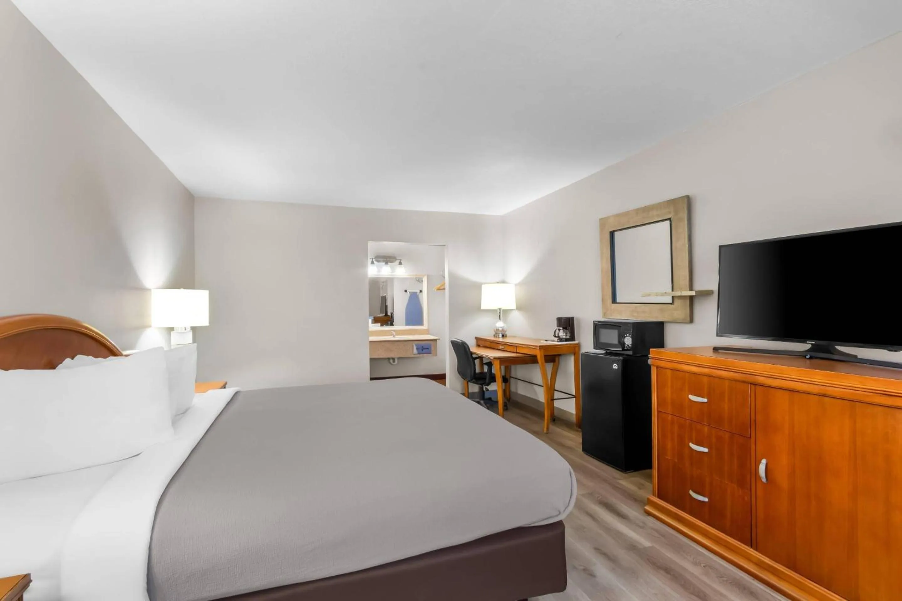 Bedroom, Bed in Quality Inn & Suites Lake Havasu City