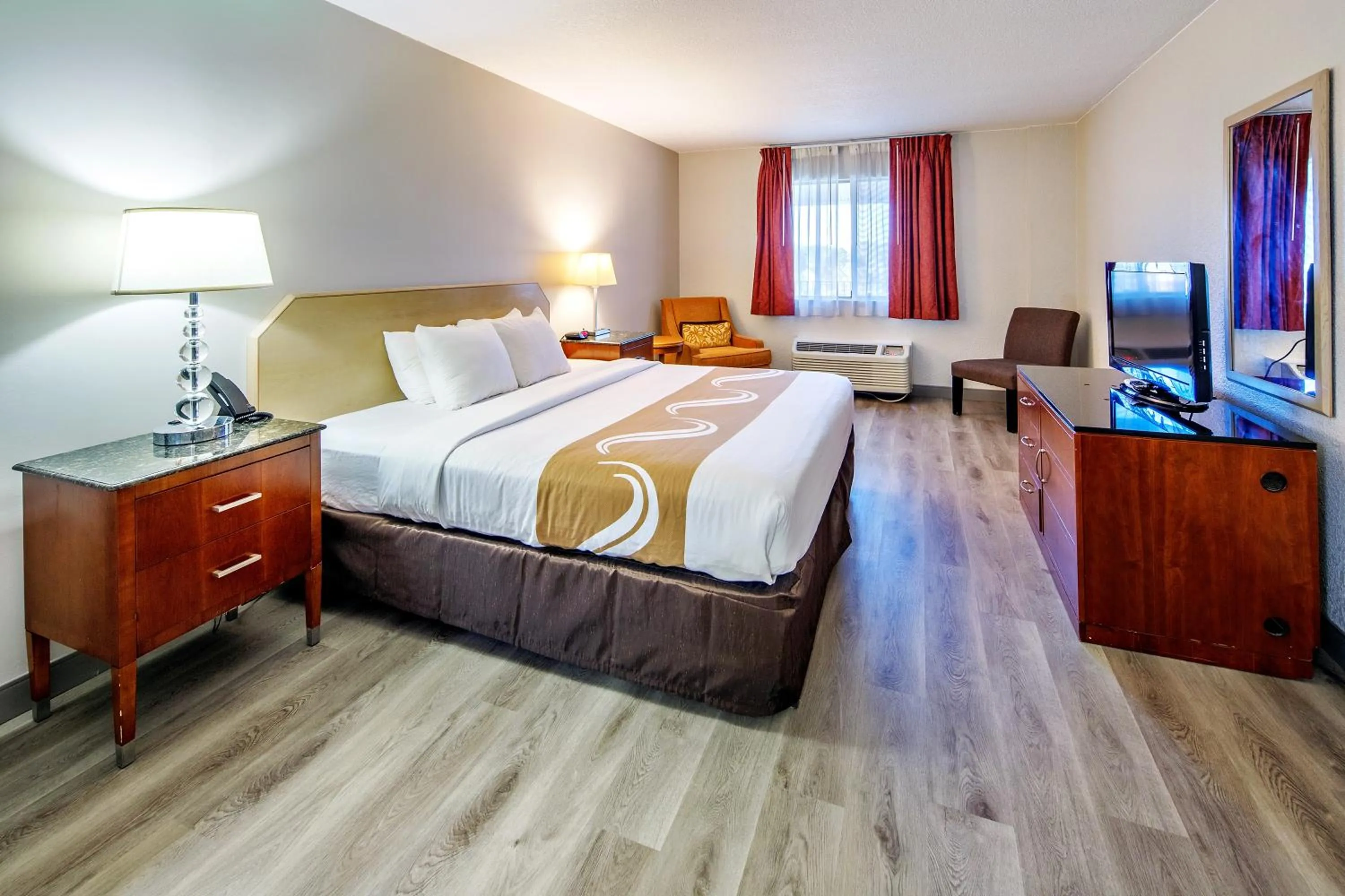 Bed in Quality Inn & Suites Lake Havasu City