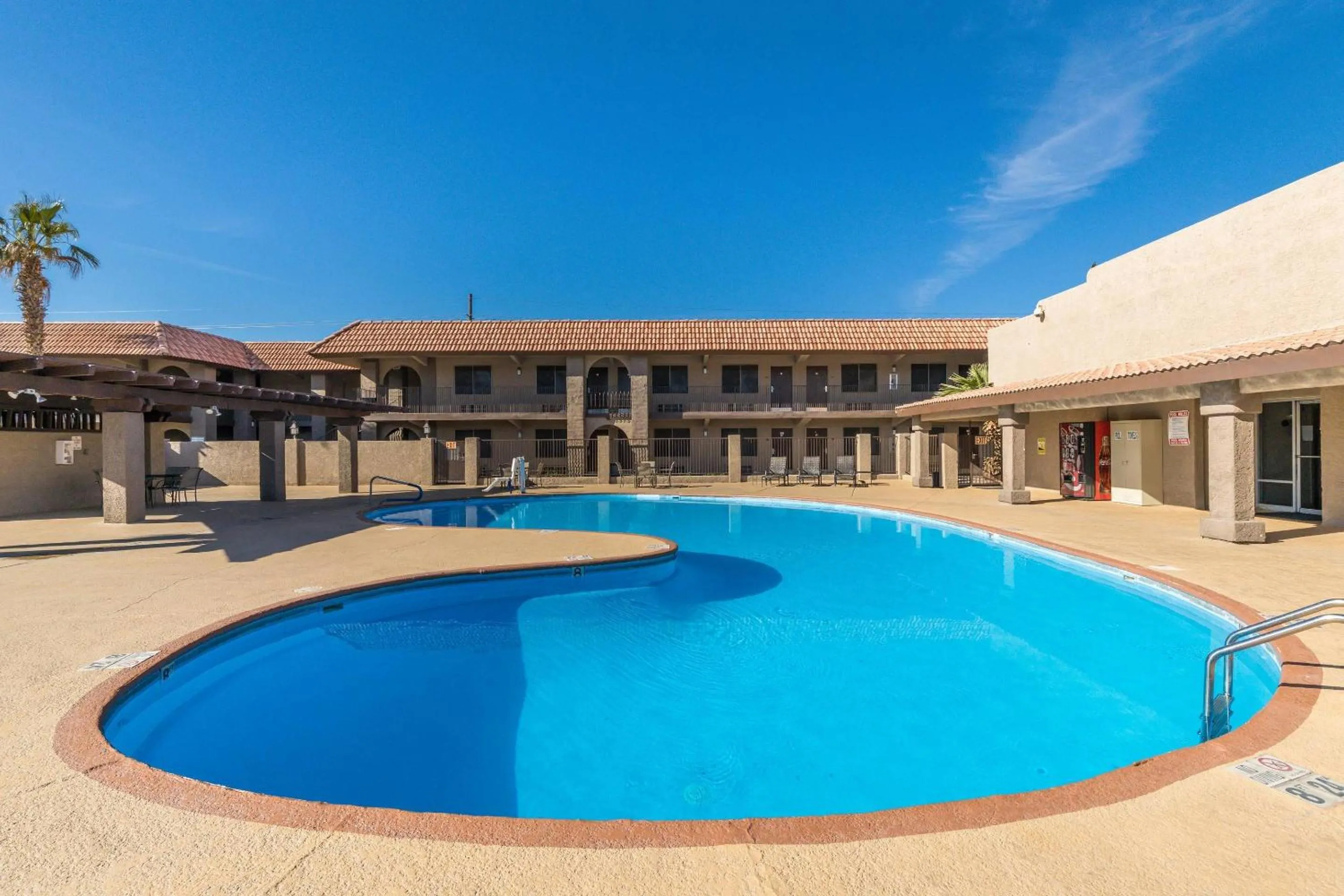 Swimming pool in Quality Inn & Suites Lake Havasu City