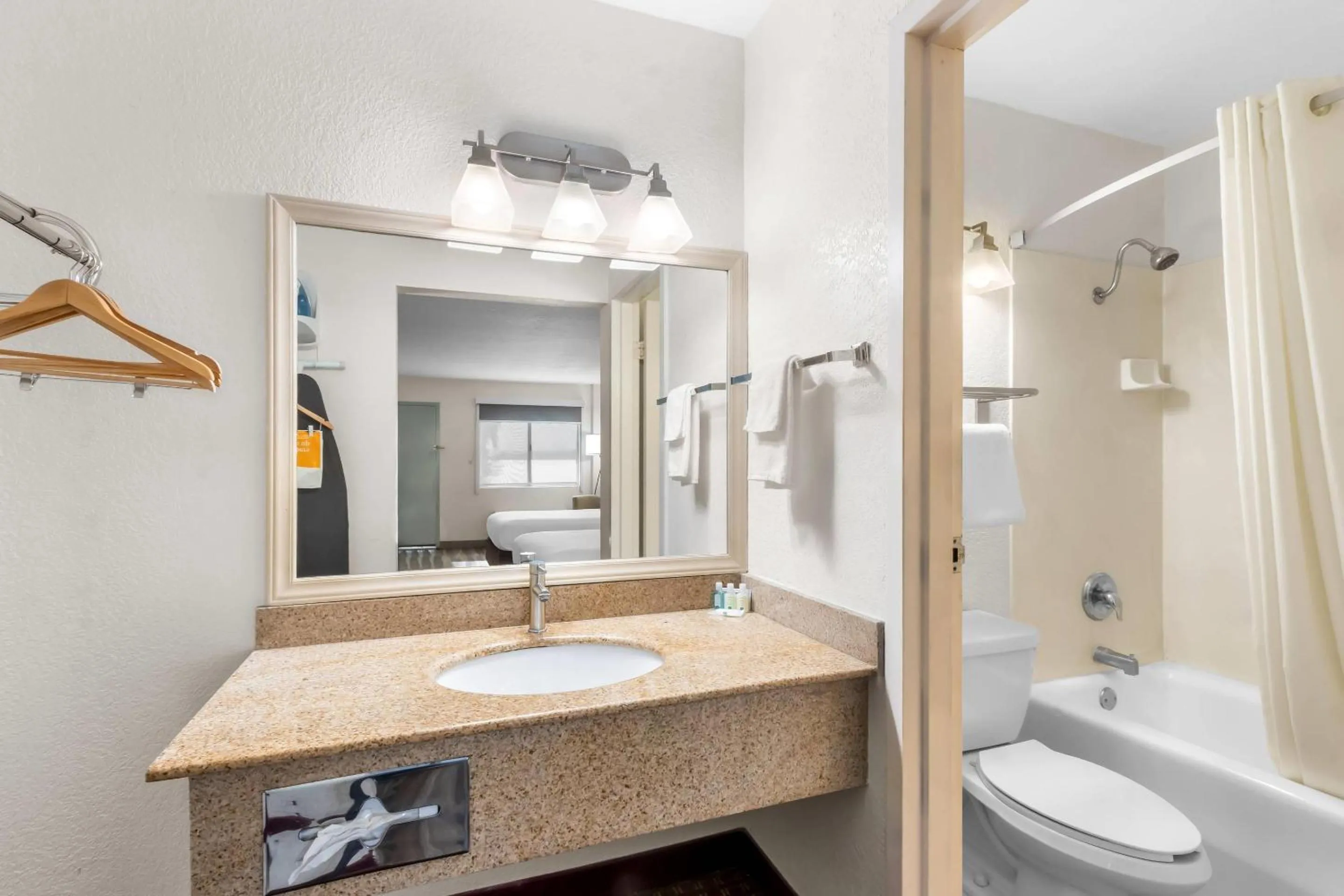 Bedroom in Quality Inn & Suites Lake Havasu City