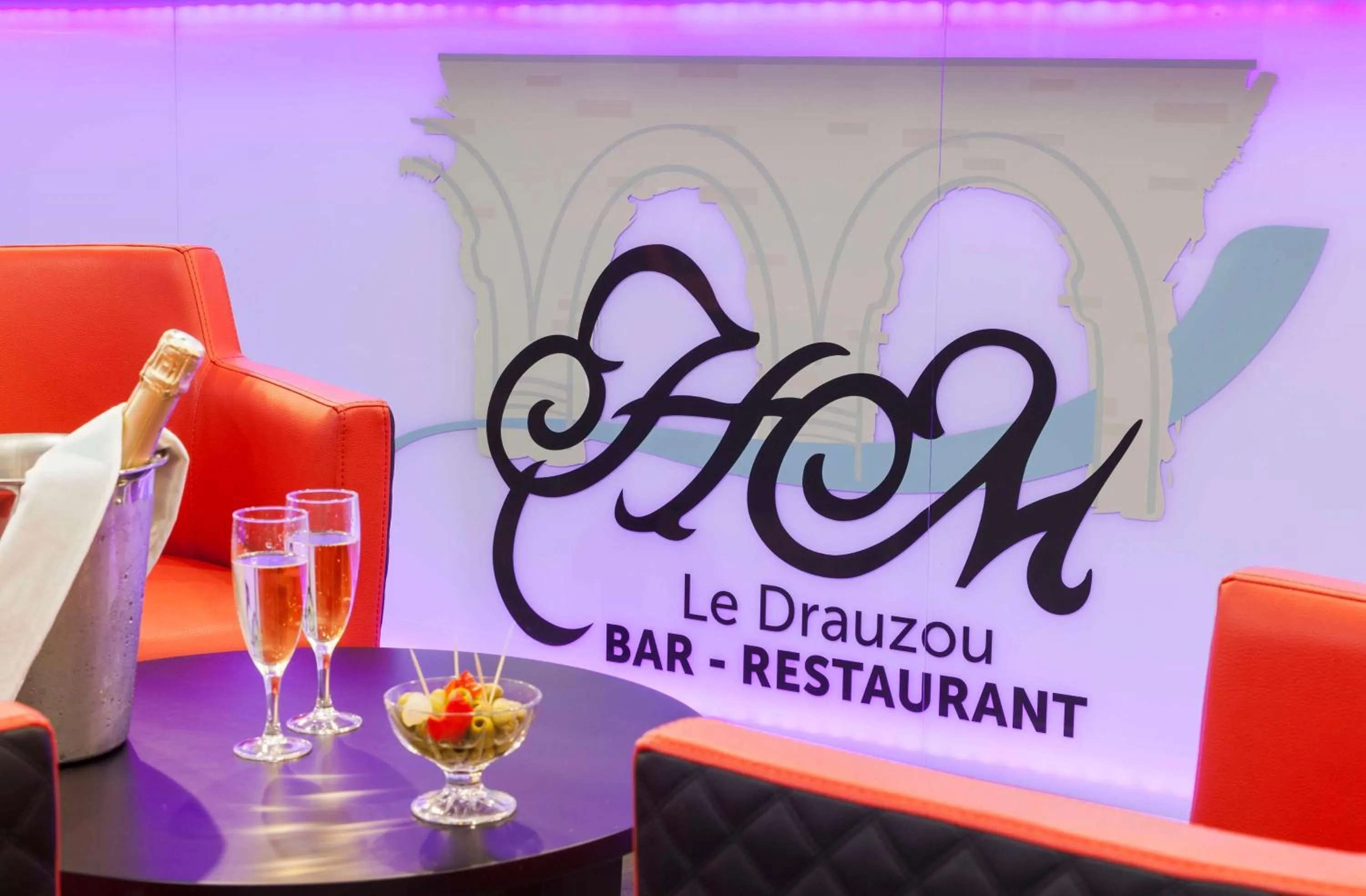 Lounge or bar in Brit Hotel Privilège Figeac