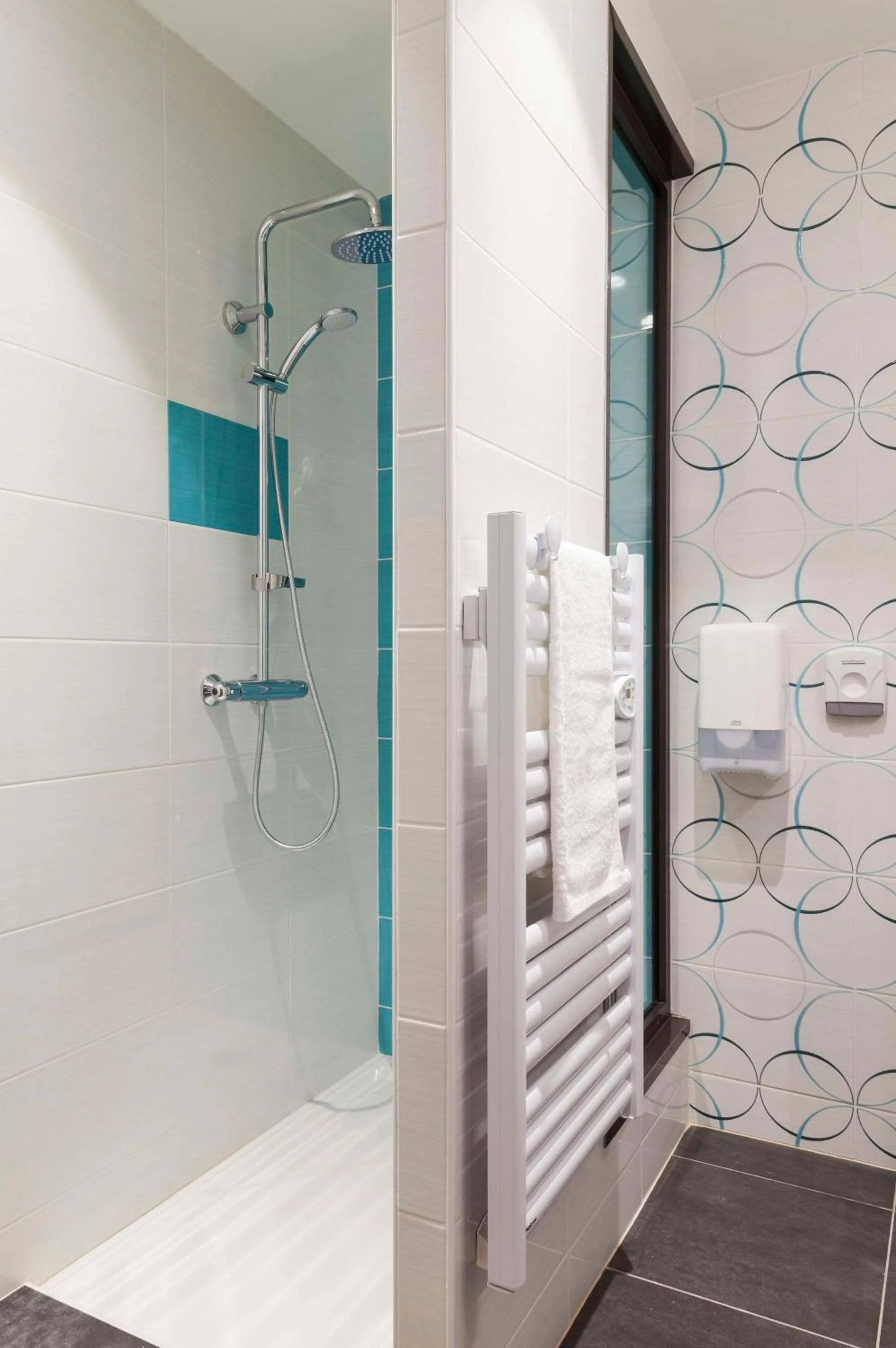 Shower in Brit Hotel Privilège Figeac