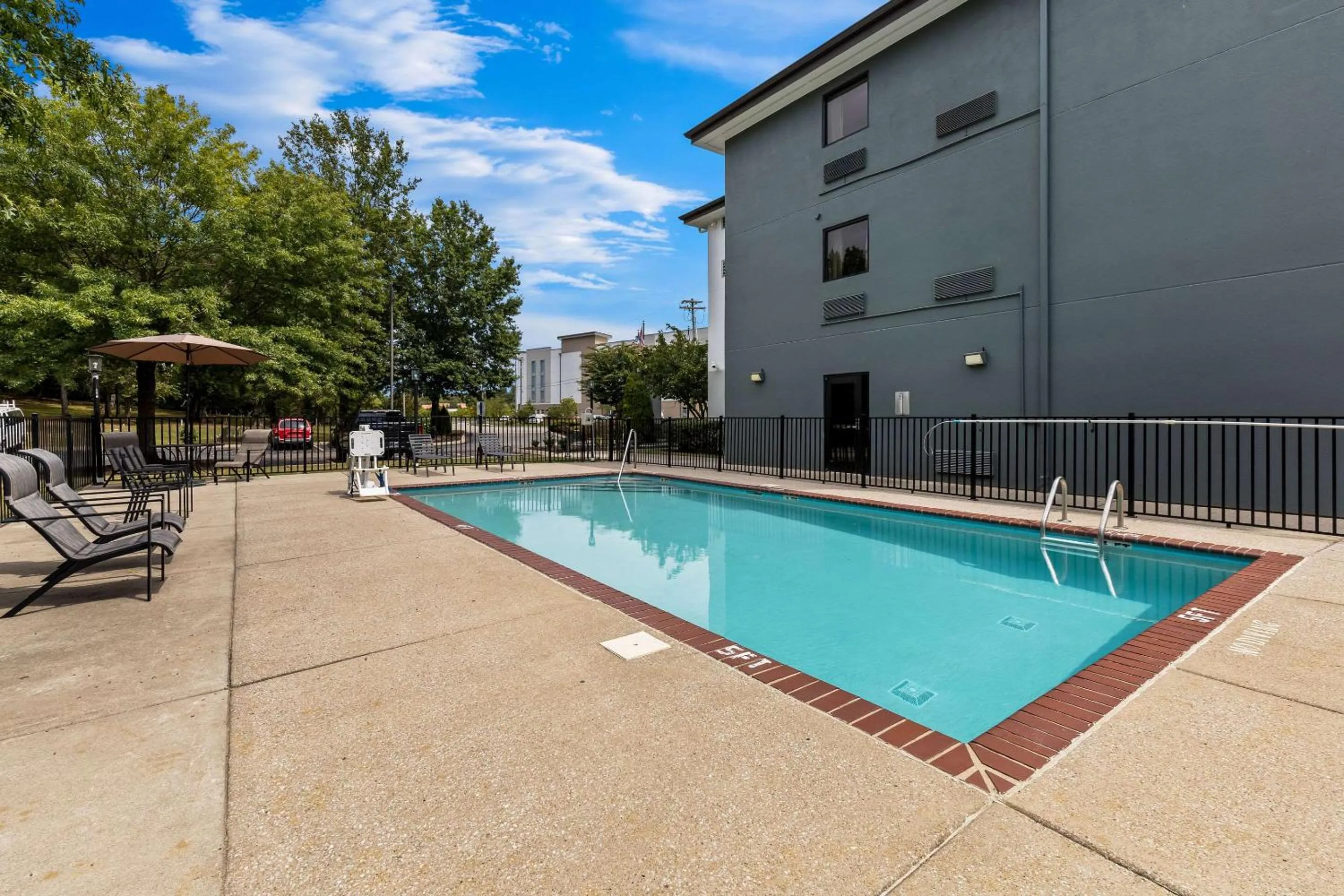 Swimming pool in Clarion Pointe Franklin - Nashville Area