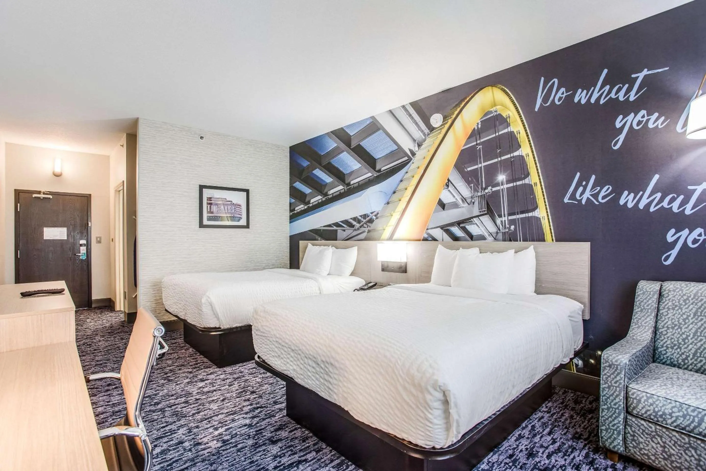 Bedroom, Bed in Clarion Pointe Franklin - Nashville Area