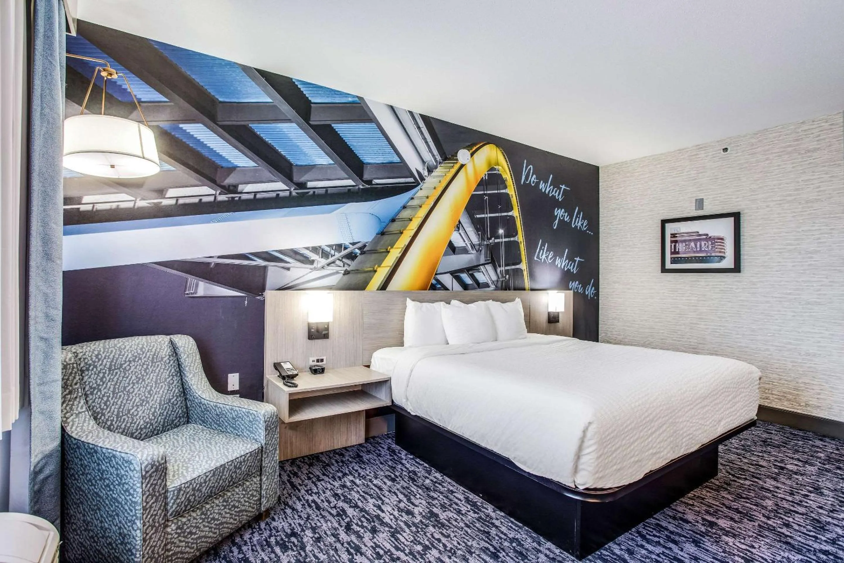 Bedroom, Bed in Clarion Pointe Franklin - Nashville Area