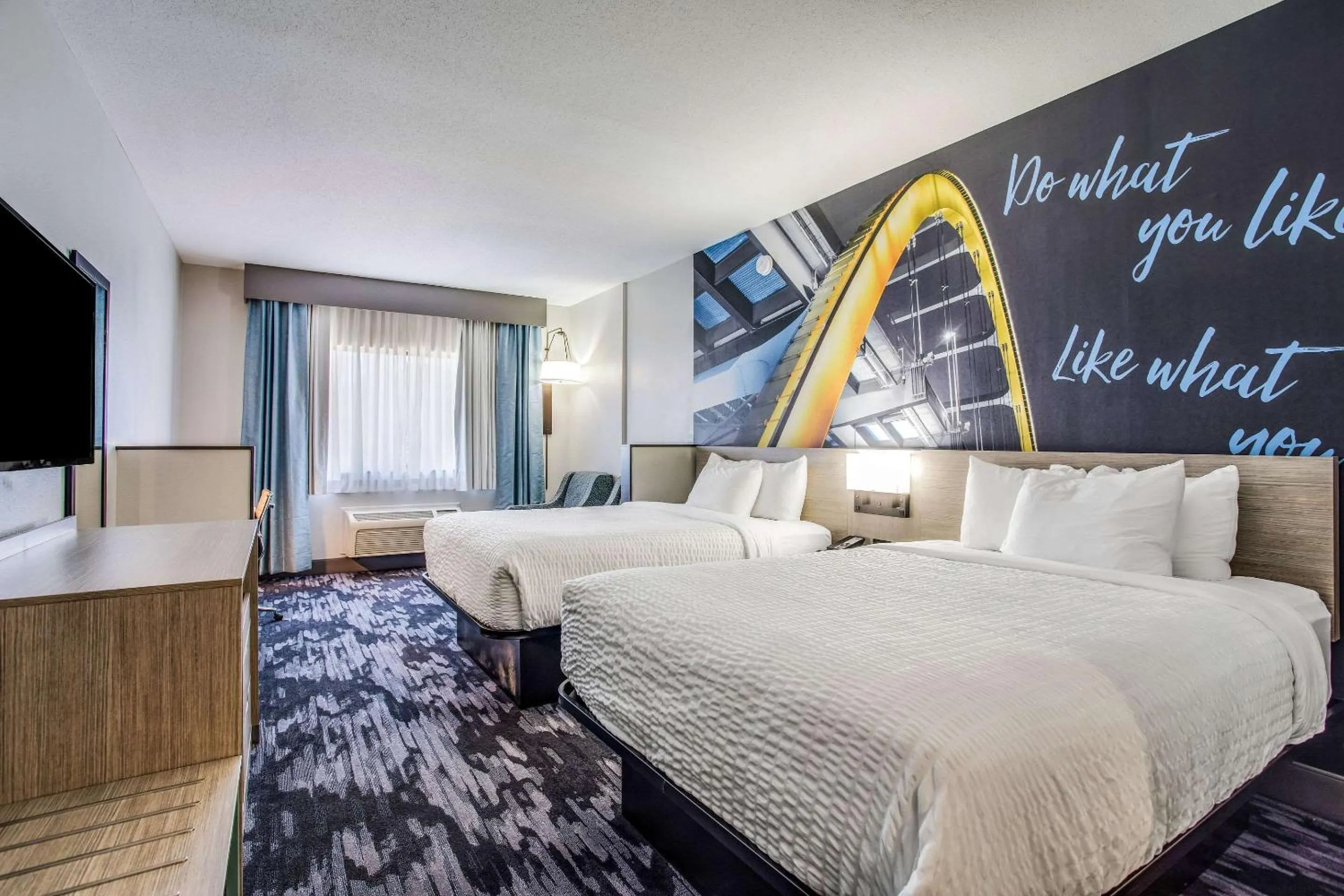 Bedroom, Bed in Clarion Pointe Franklin - Nashville Area