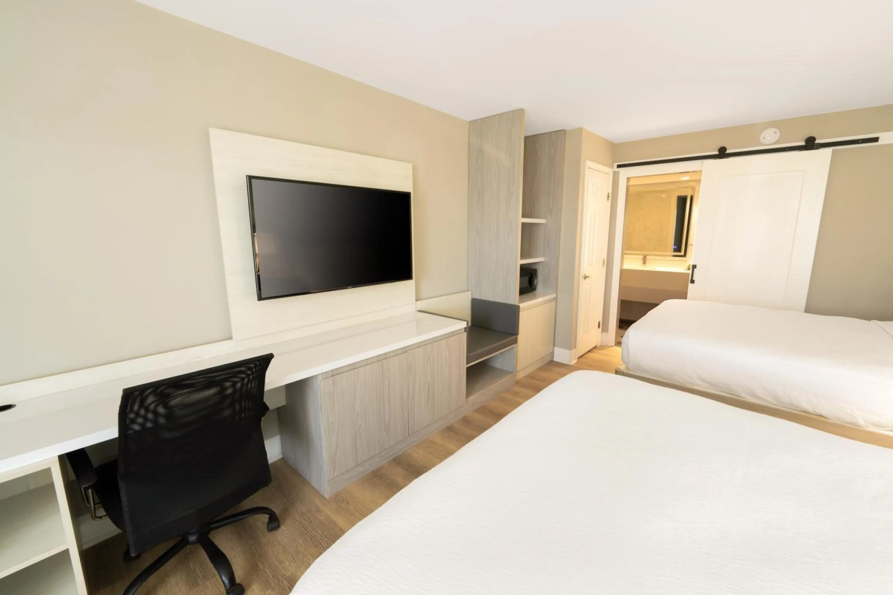 Bedroom, Bed in Best Western Seaside Inn