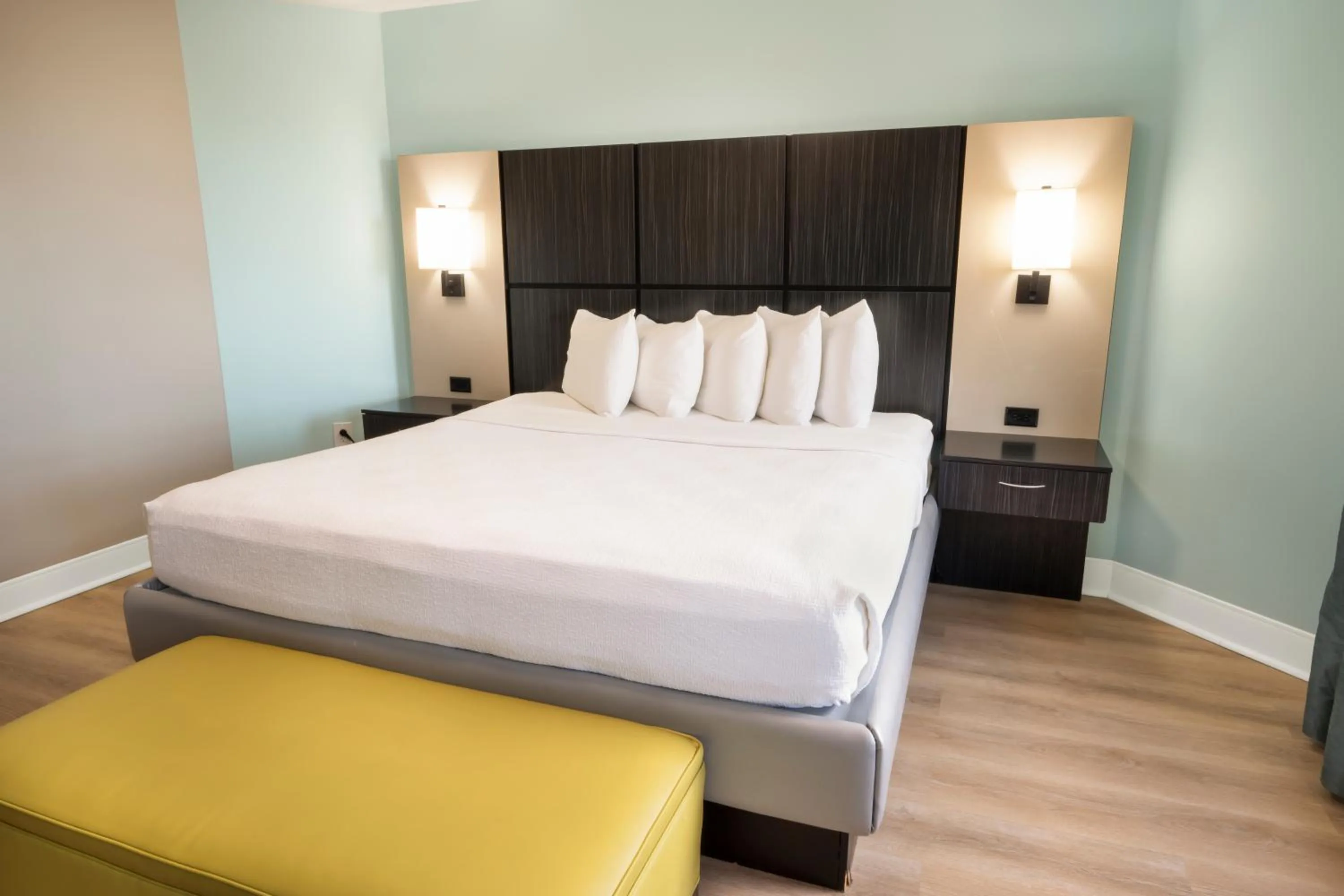 Bedroom, Bed in Best Western Seaside Inn