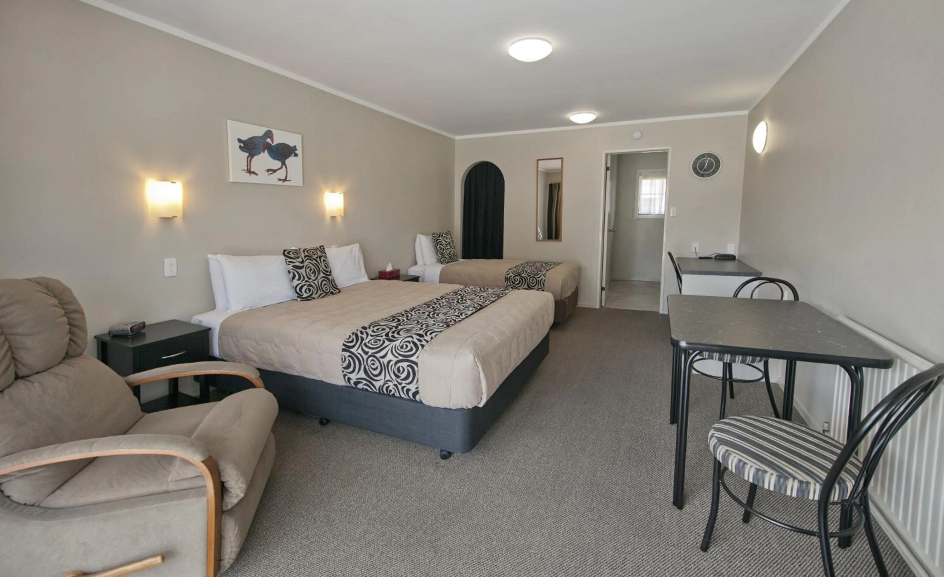 Dining area, Bed in Sport Of Kings Motel