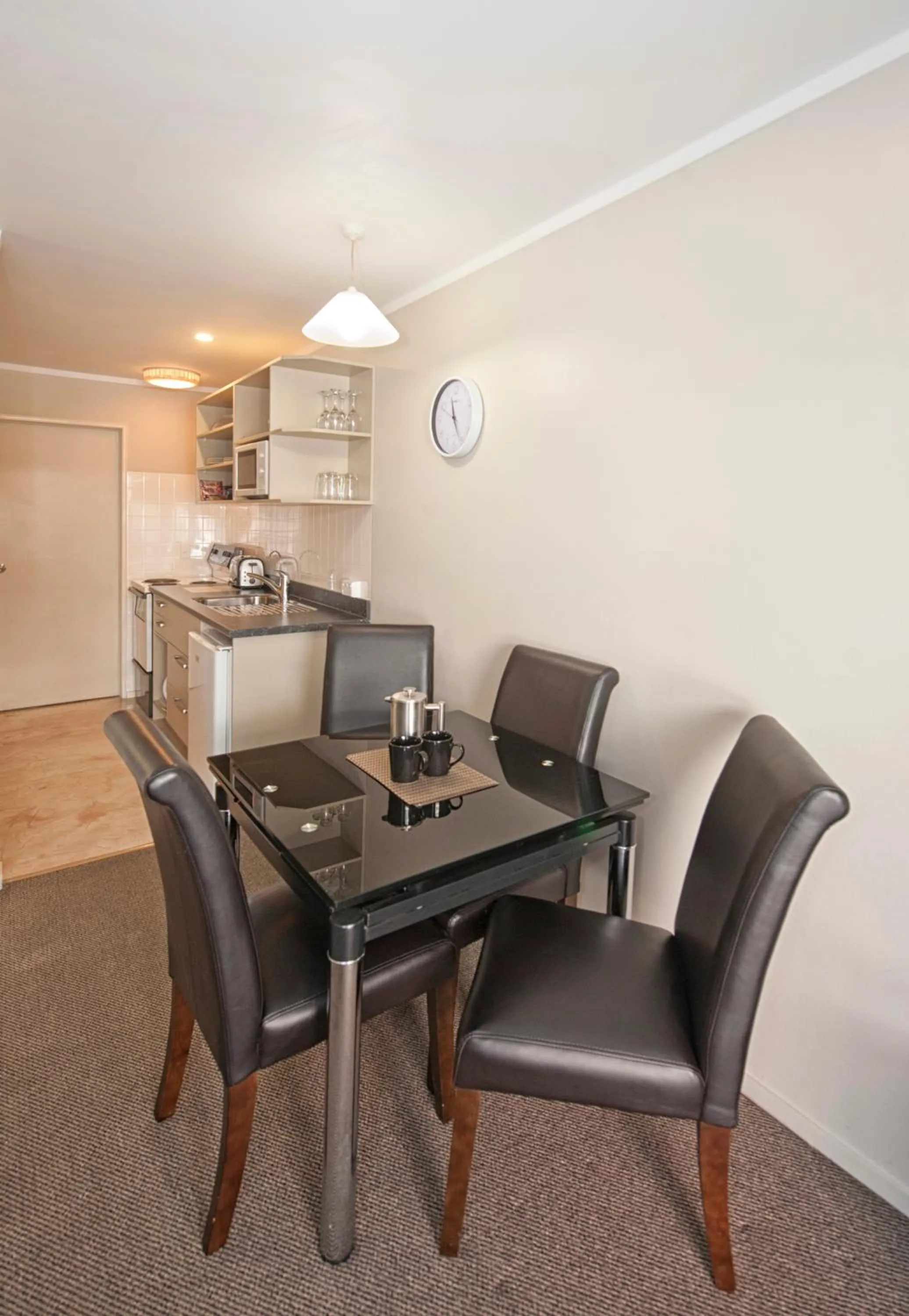 Kitchen or kitchenette in Sport Of Kings Motel