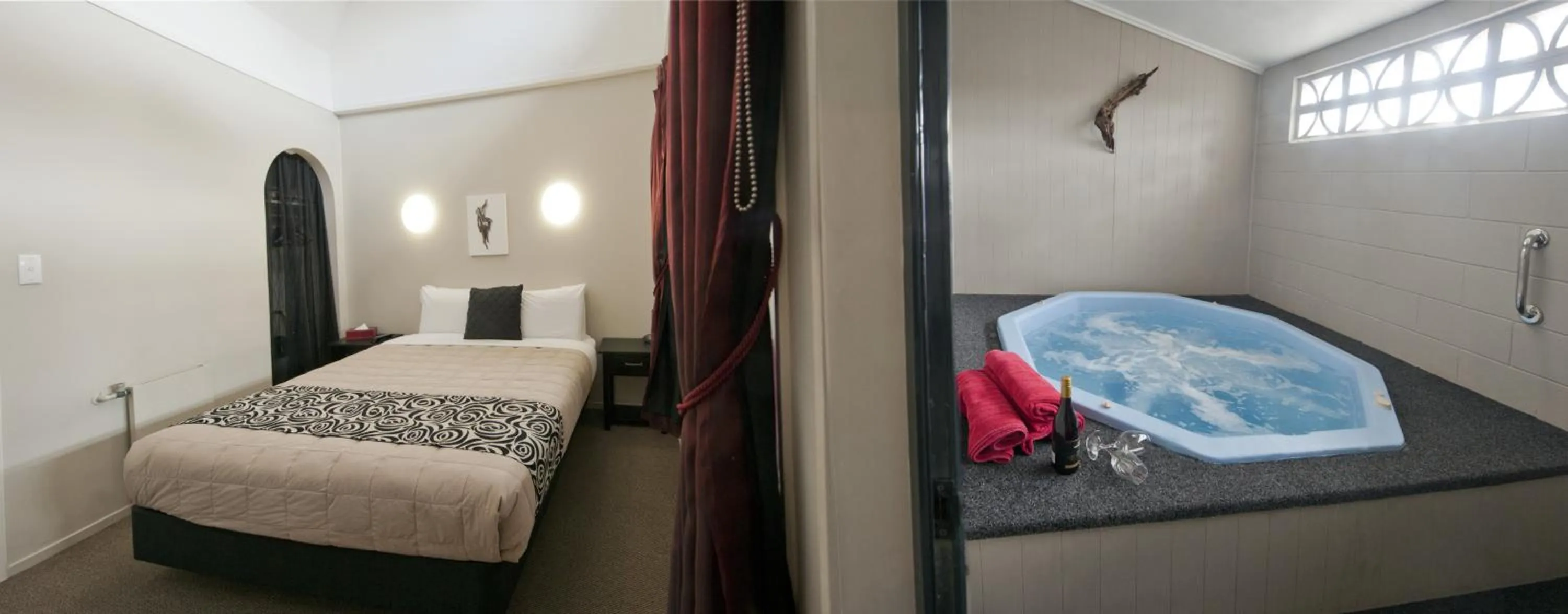 Bedroom, Bed in Sport Of Kings Motel