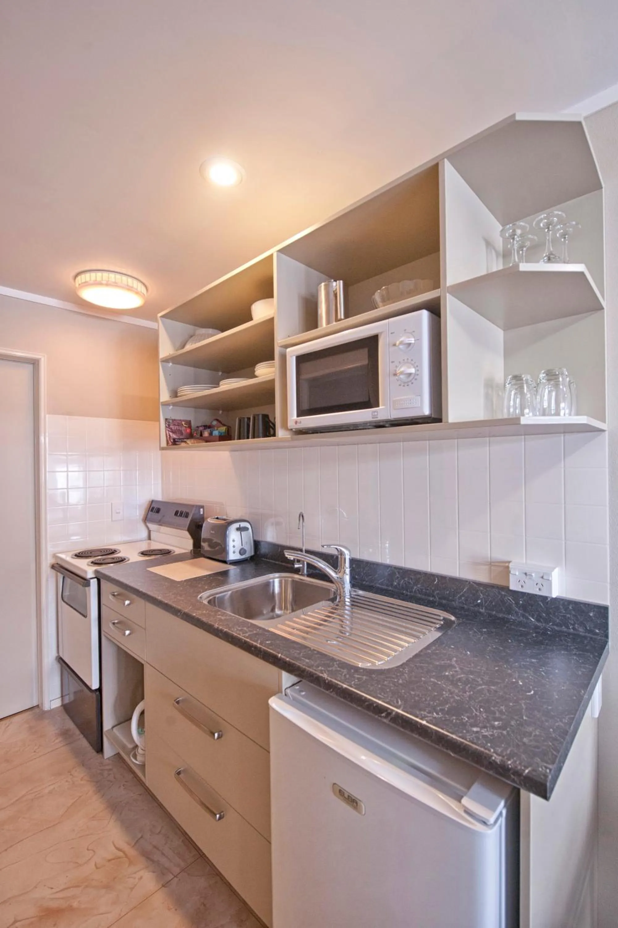 Kitchen or kitchenette in Sport Of Kings Motel