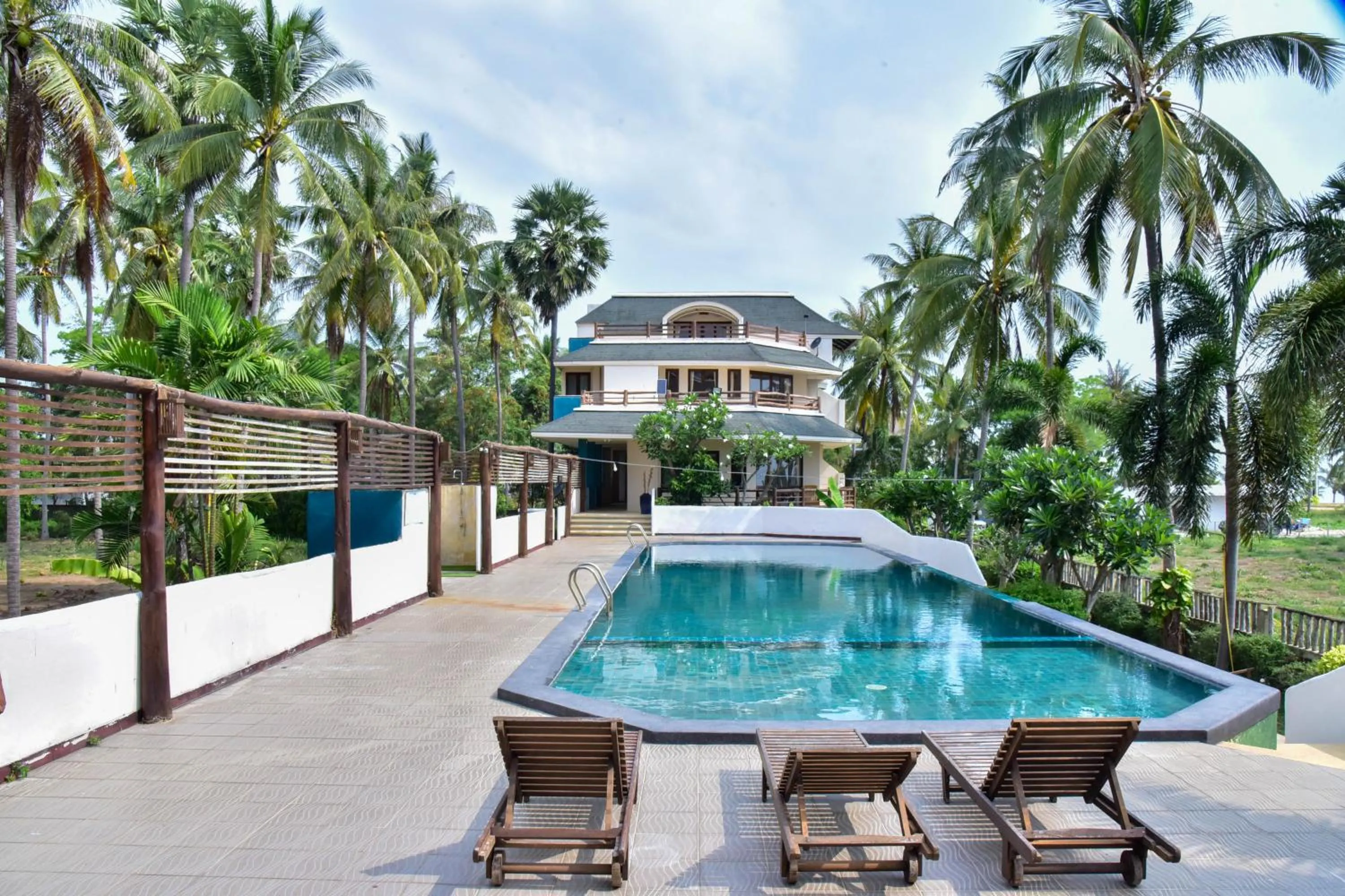 Swimming pool in Tanaosri Resort Pranburi