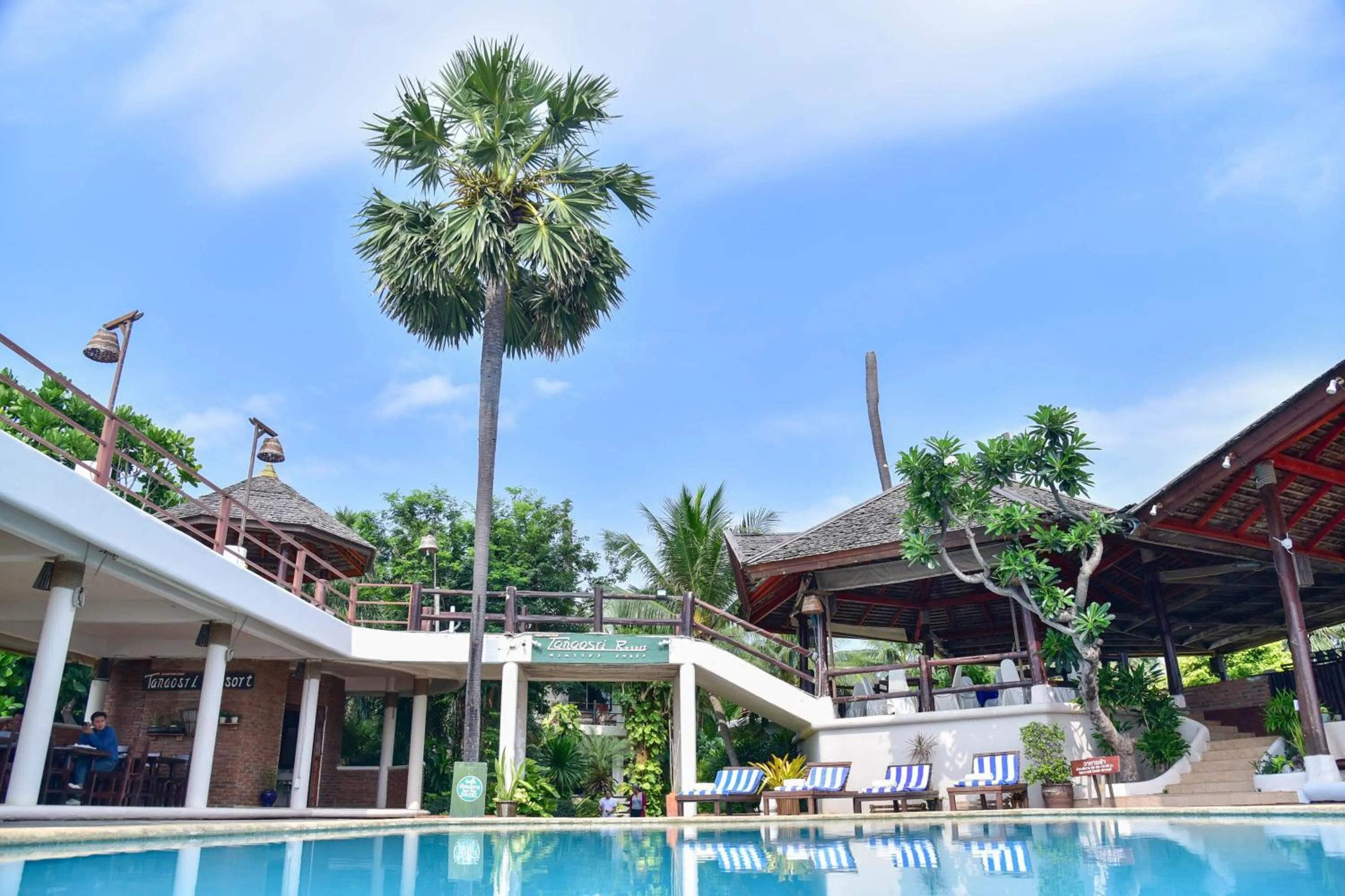 Swimming pool in Tanaosri Resort Pranburi