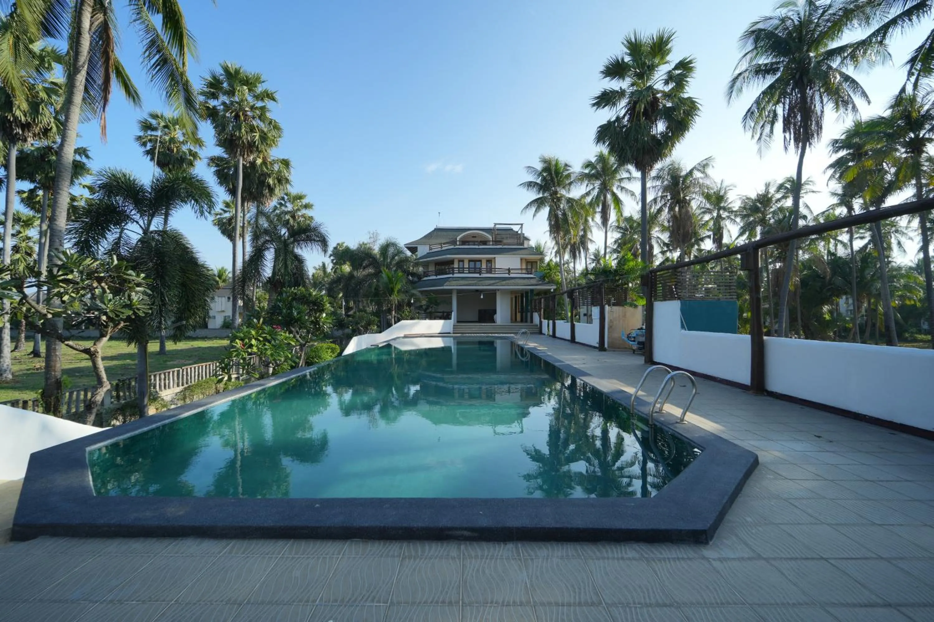 Swimming pool in Tanaosri Resort Pranburi
