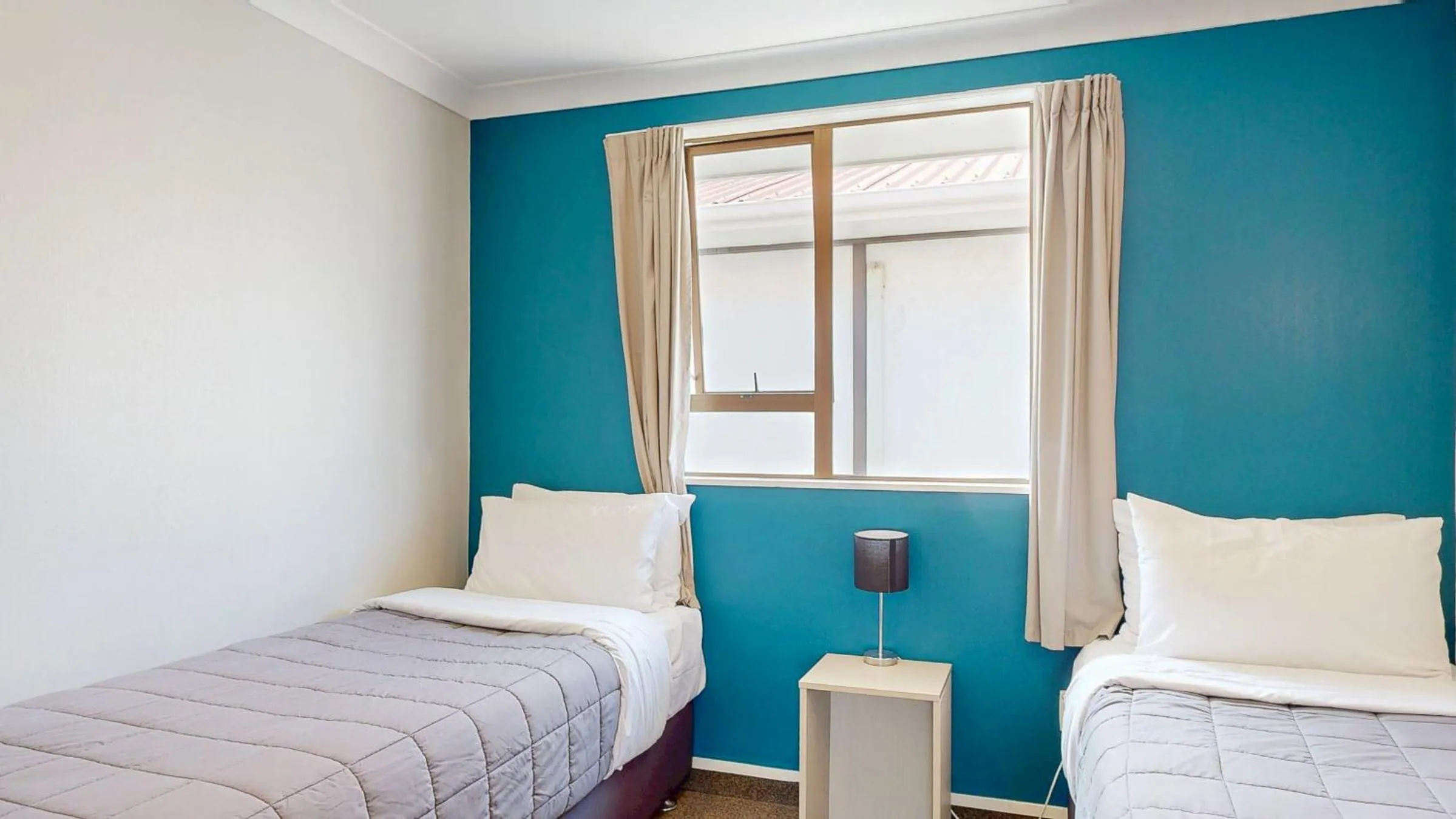 Bedroom, Bed in Albatross Motel