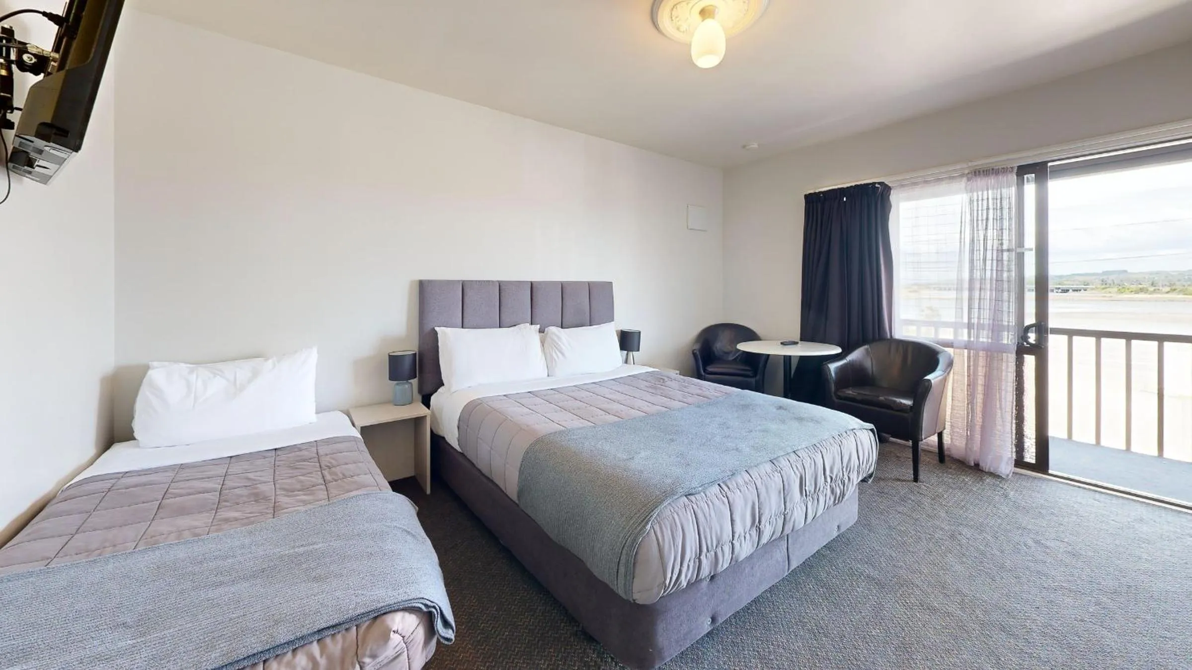 Bed in Albatross Motel