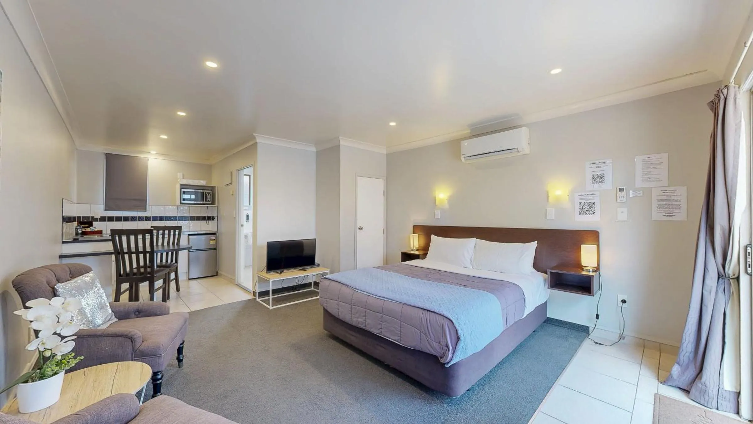 Photo of the whole room, Bed in Albatross Motel