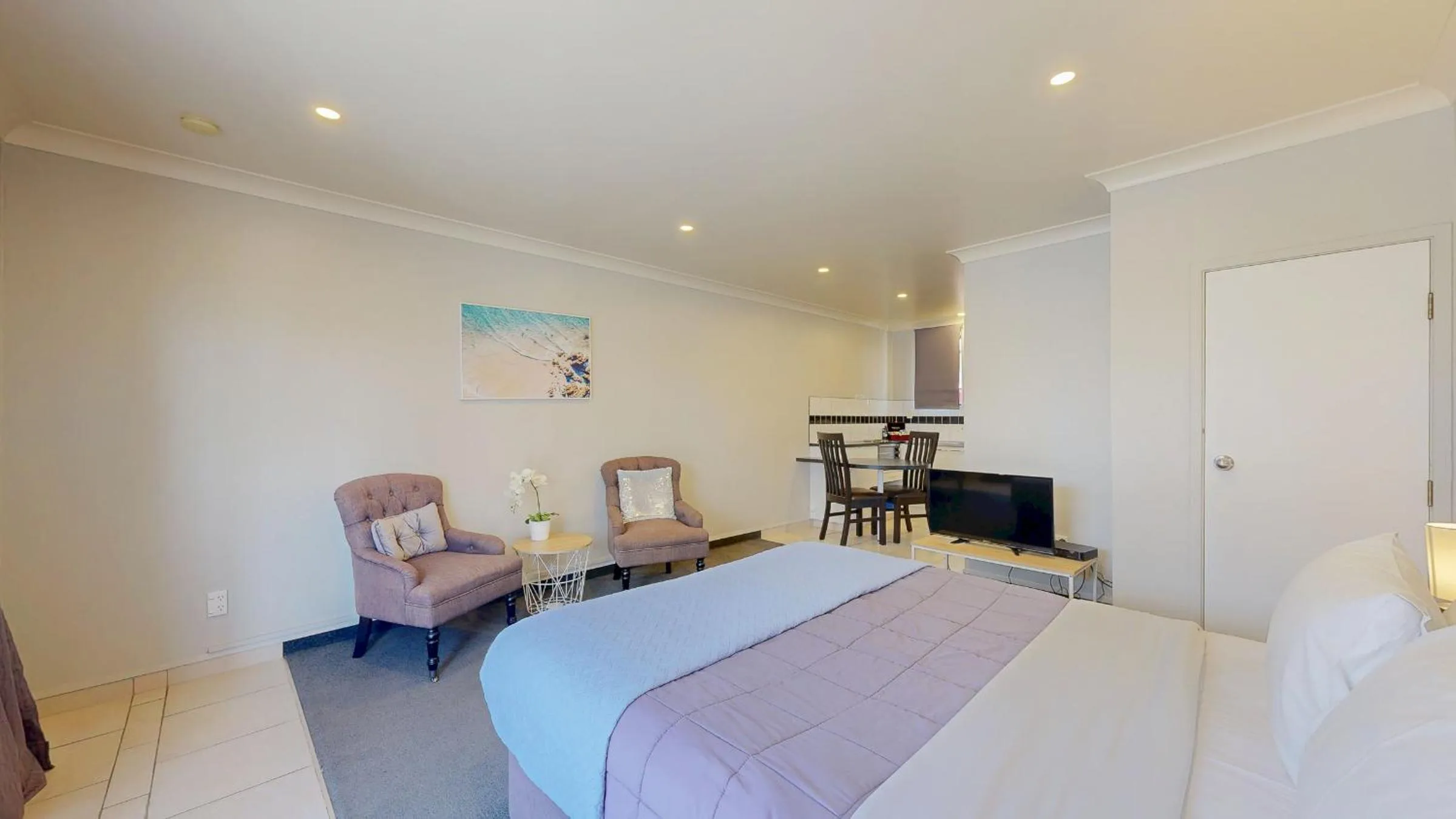 Seating area, Bed in Albatross Motel