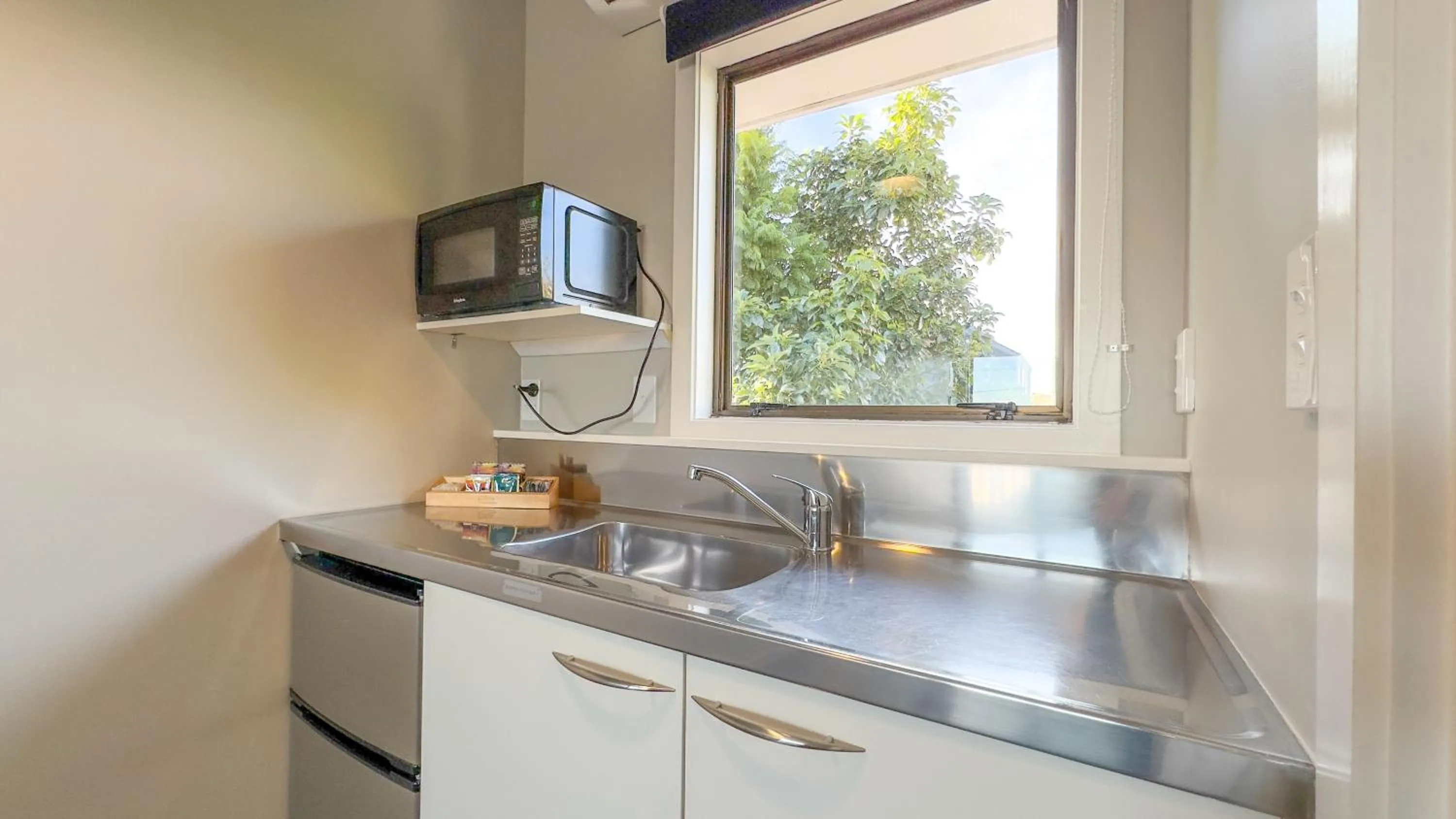 Kitchen or kitchenette in Albatross Motel