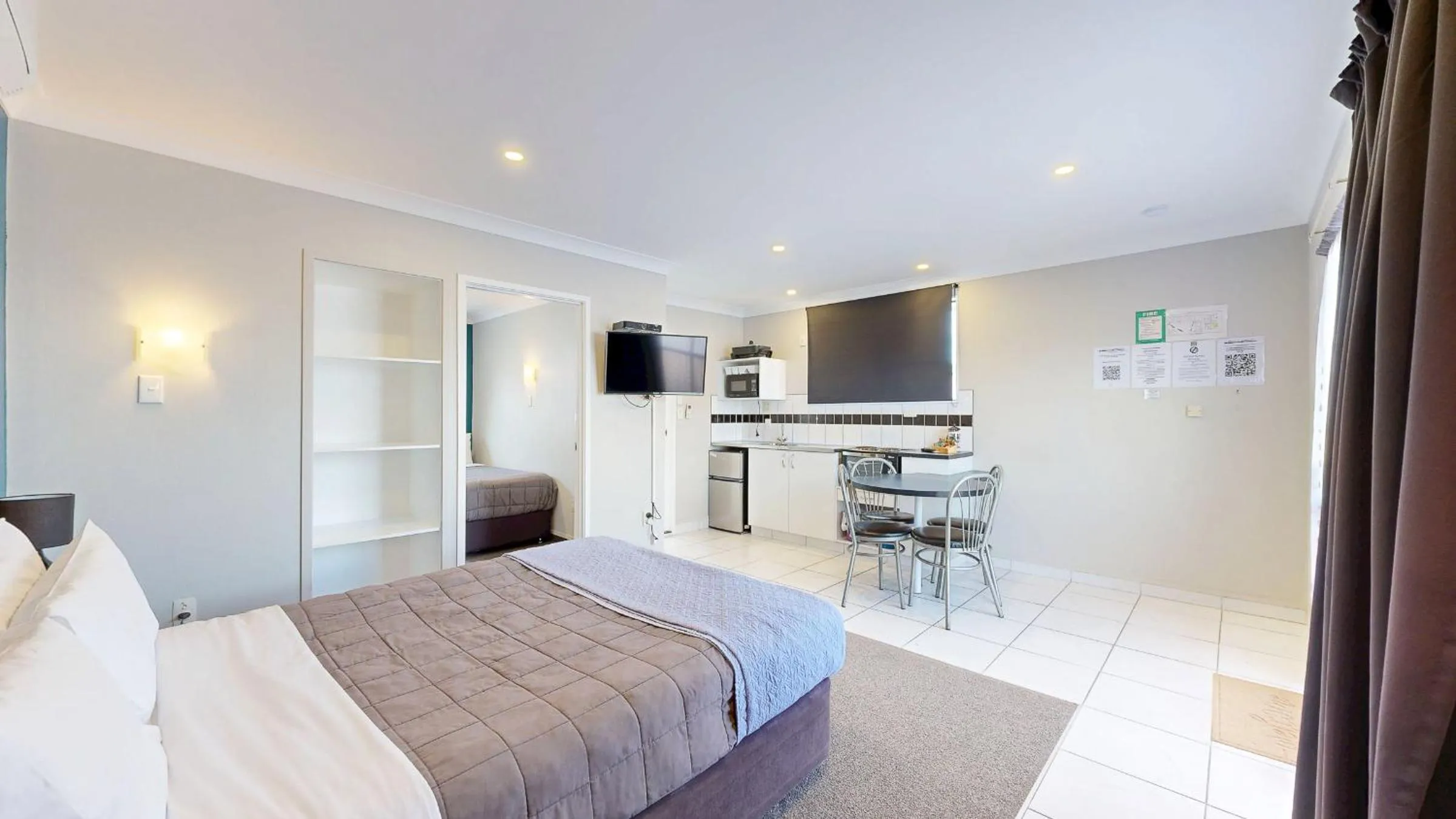 Photo of the whole room, Bed in Albatross Motel