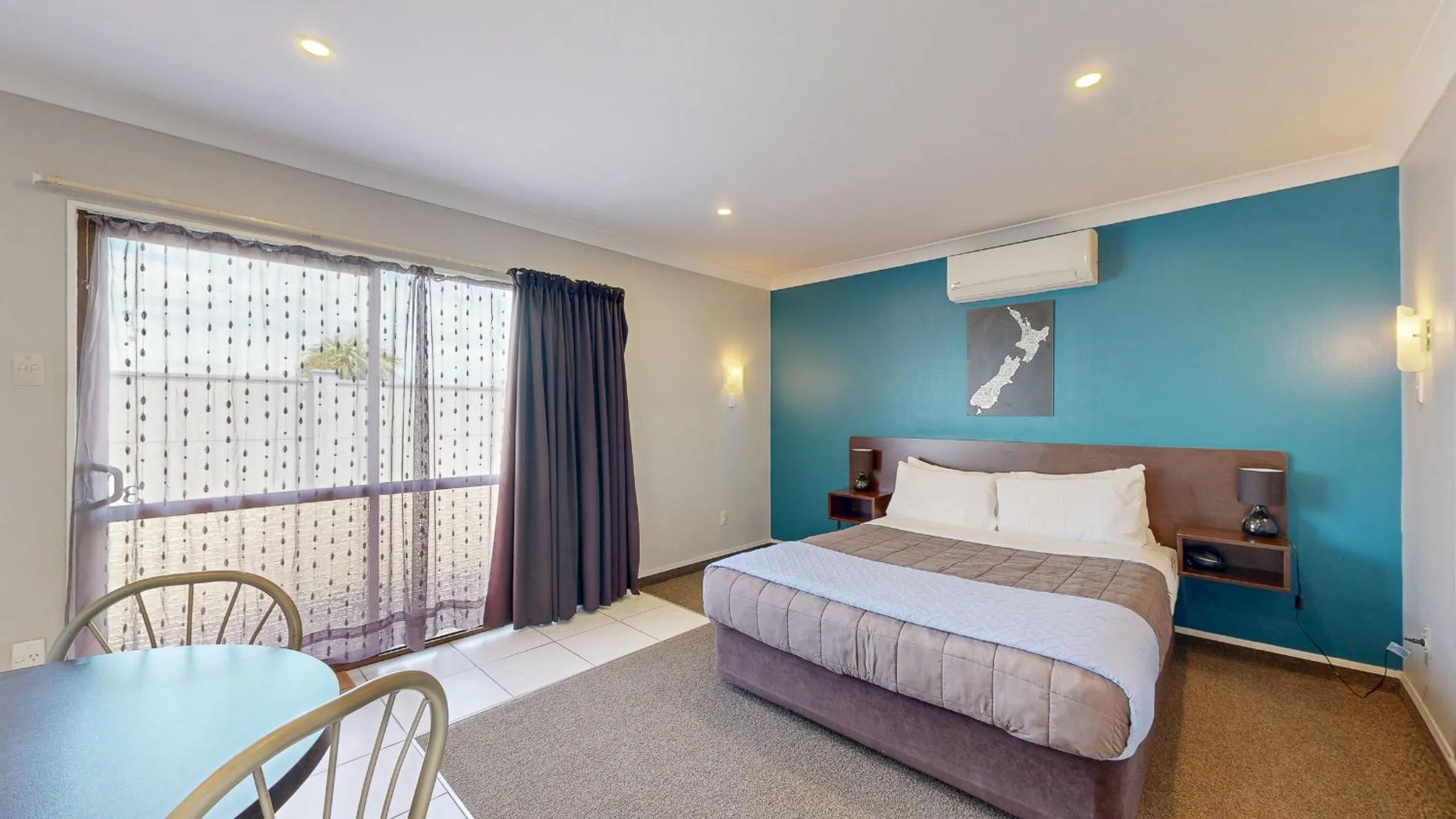 Bed in Albatross Motel