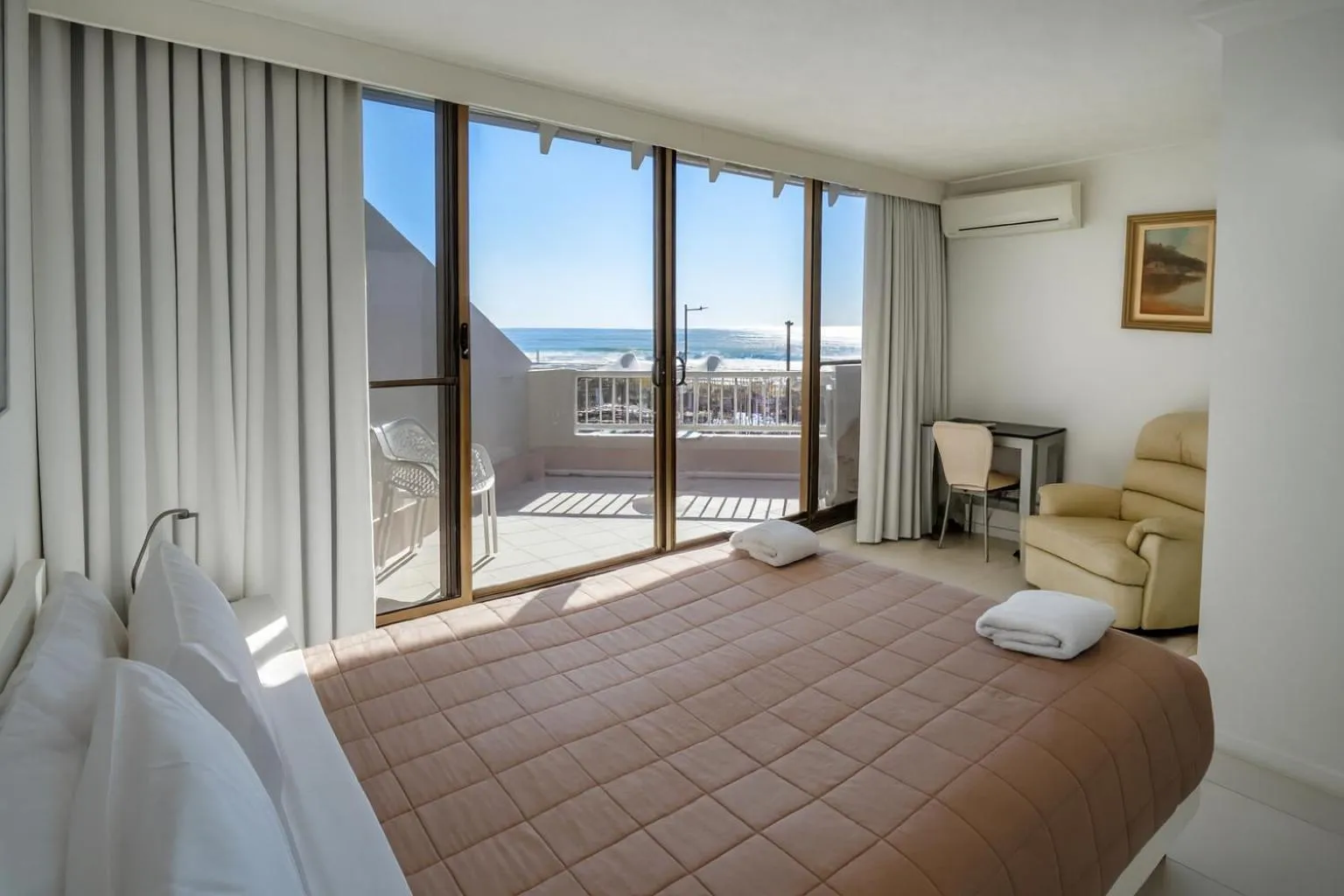 Bedroom, Bed in The Breakers