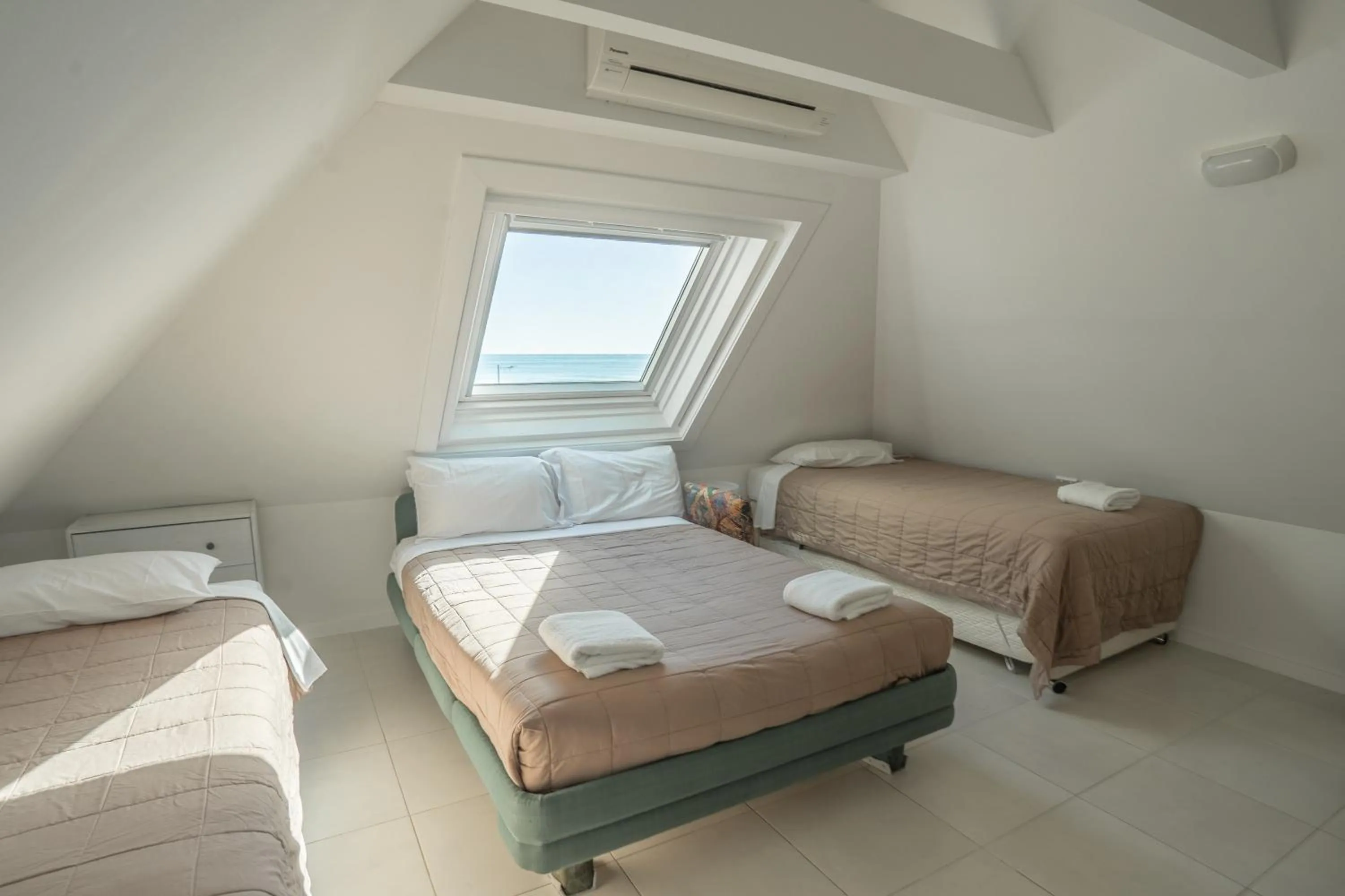 Bedroom, Bed in The Breakers