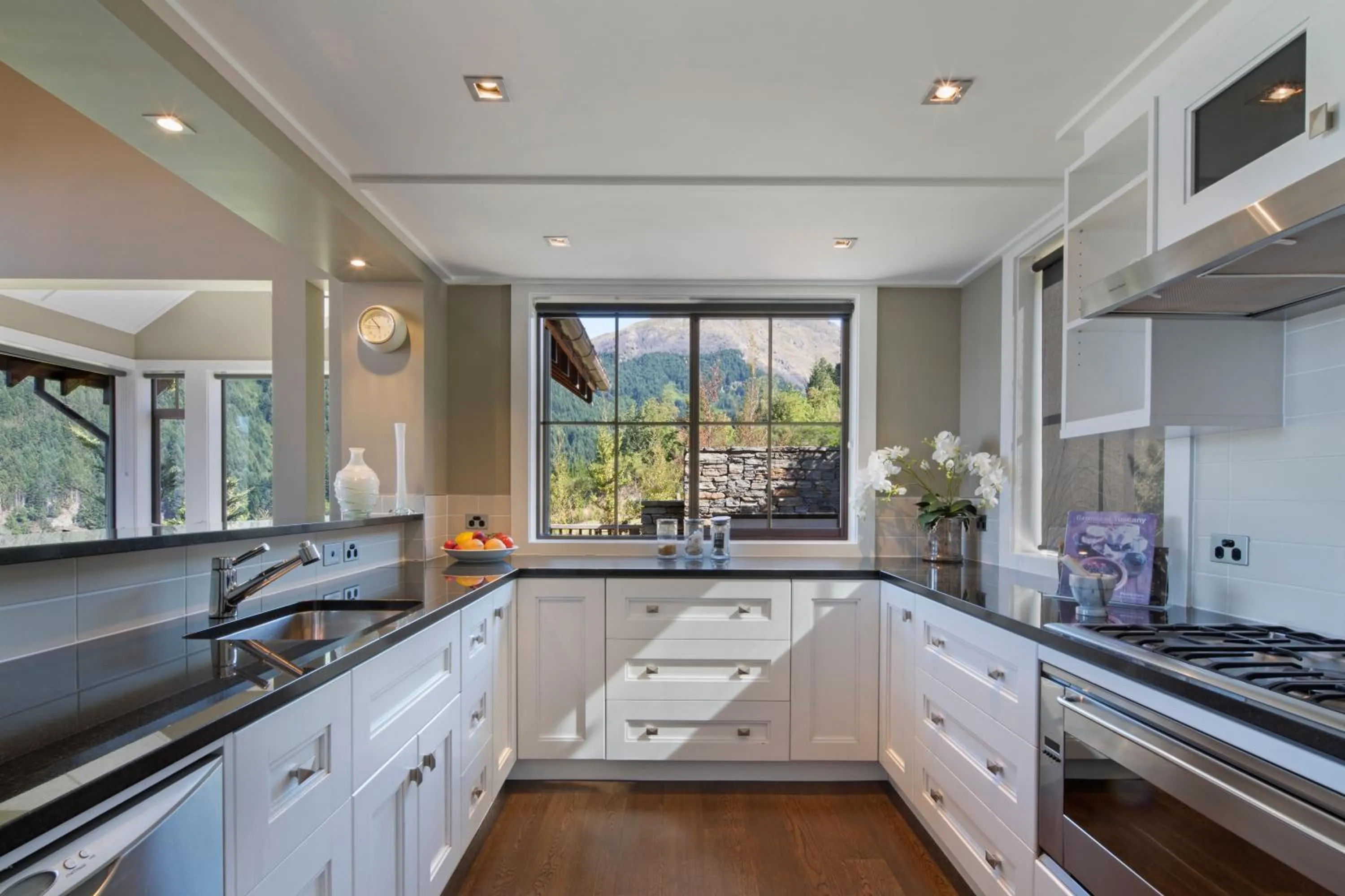 Kitchen or kitchenette in Commonage Villas by Staysouth