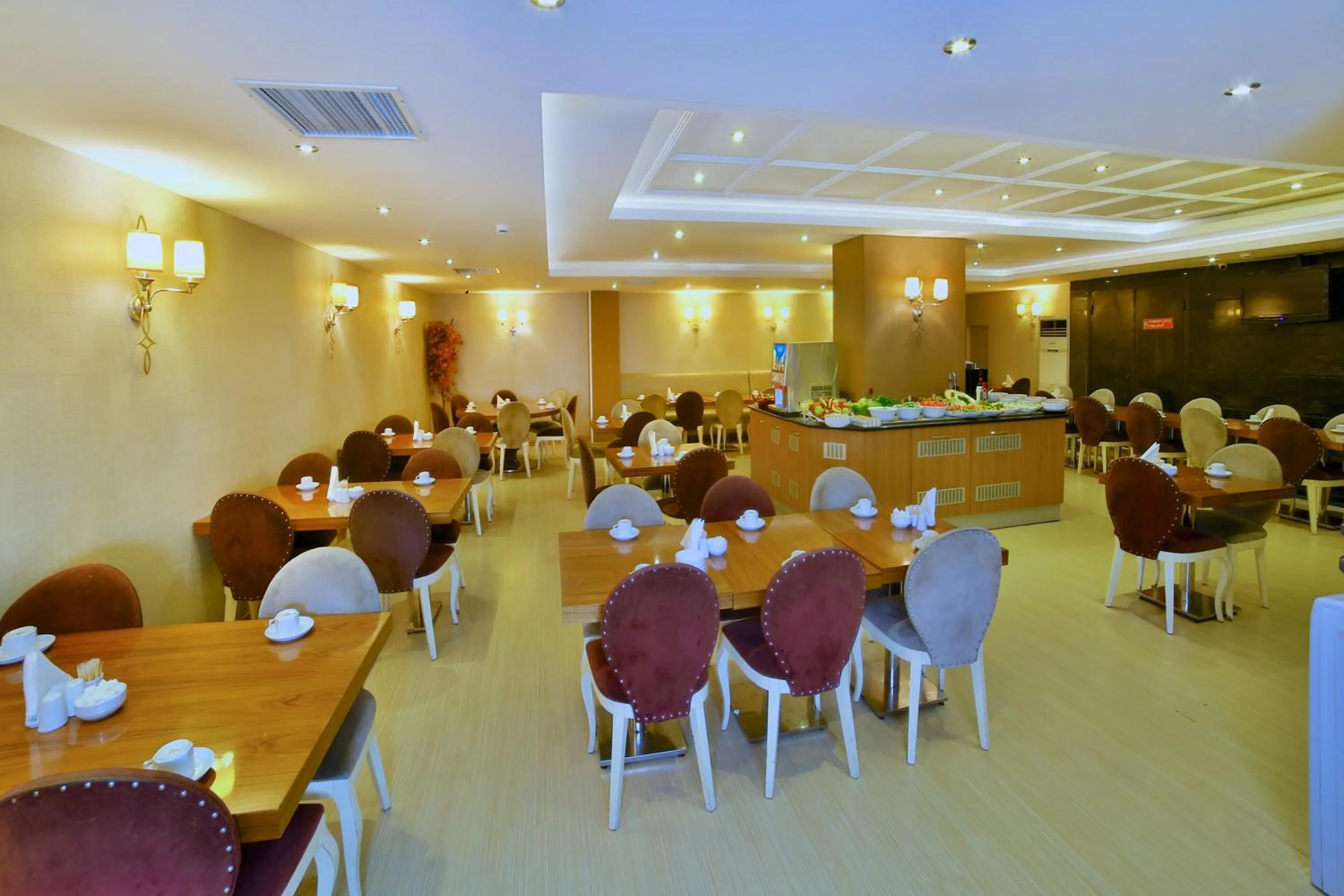 Restaurant/places to eat in Hotel Grand Emin