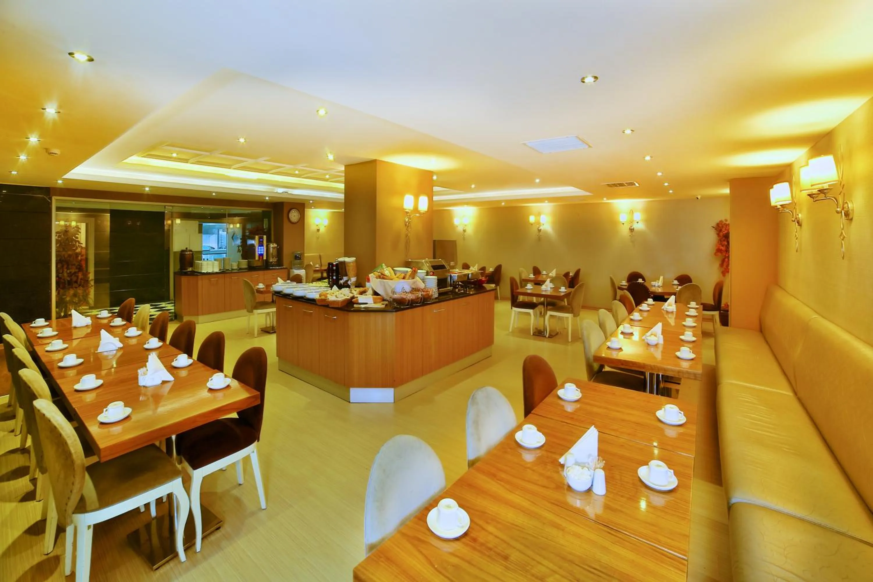 Restaurant/places to eat in Hotel Grand Emin