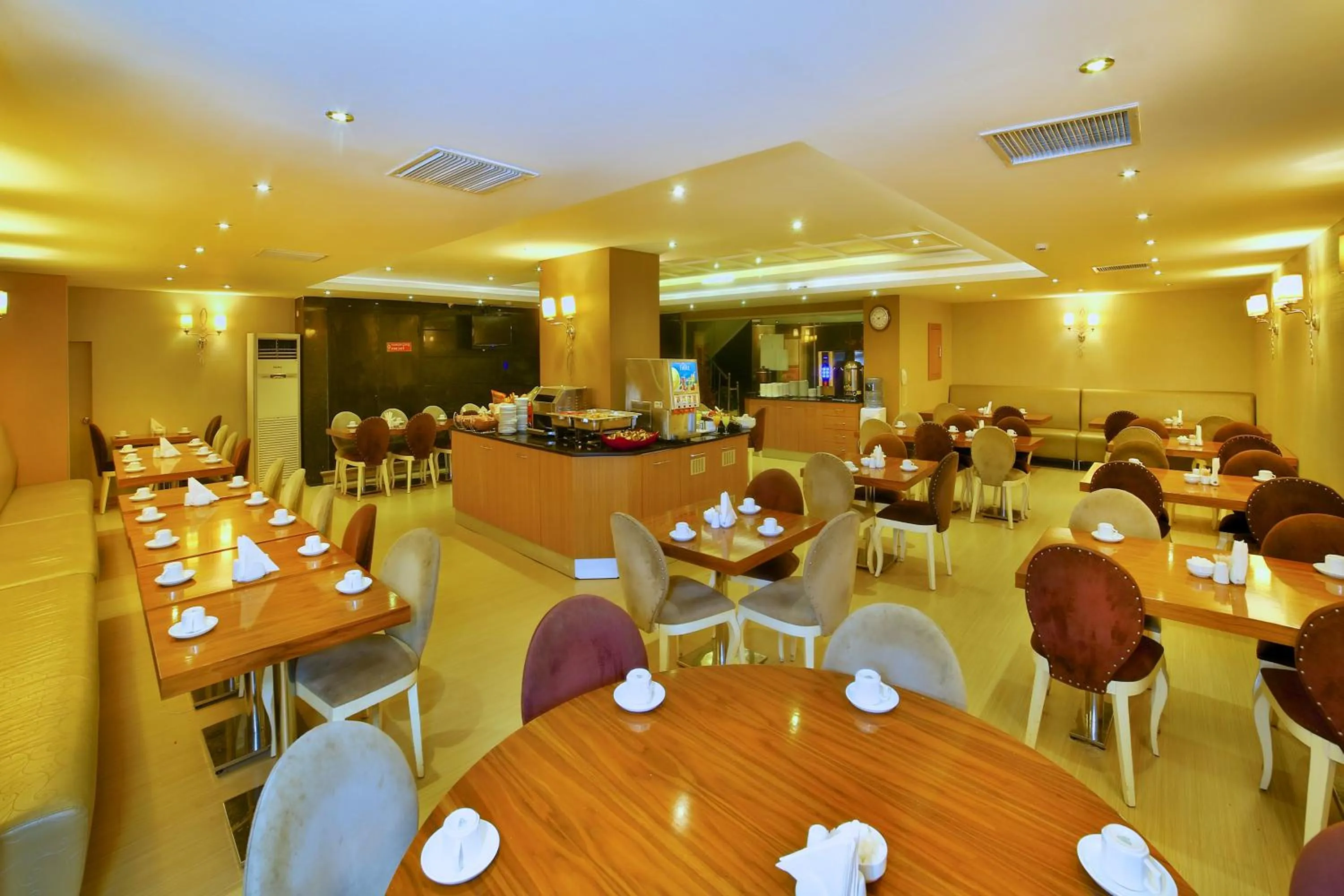 Restaurant/places to eat in Hotel Grand Emin