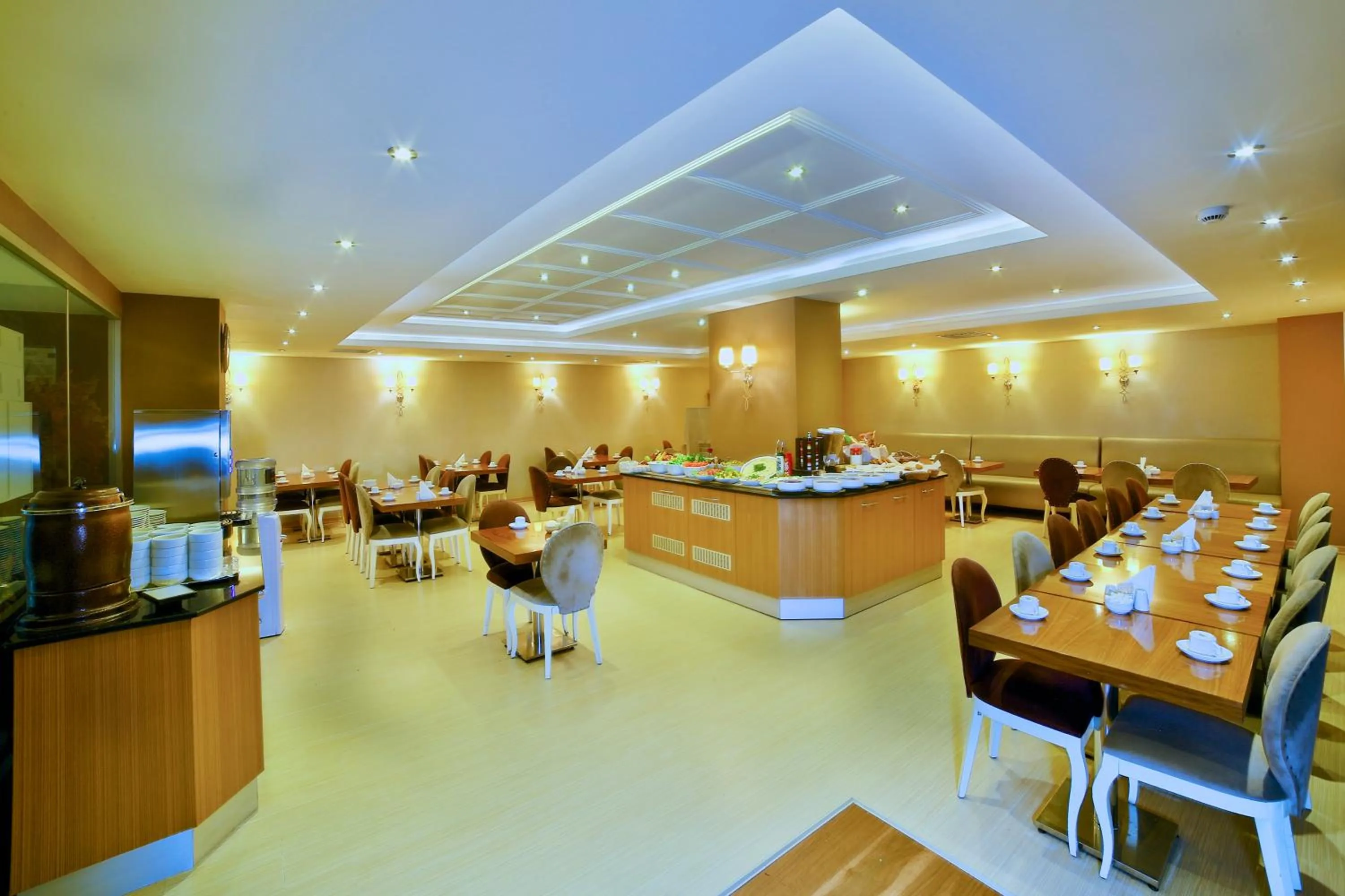 Restaurant/places to eat in Hotel Grand Emin