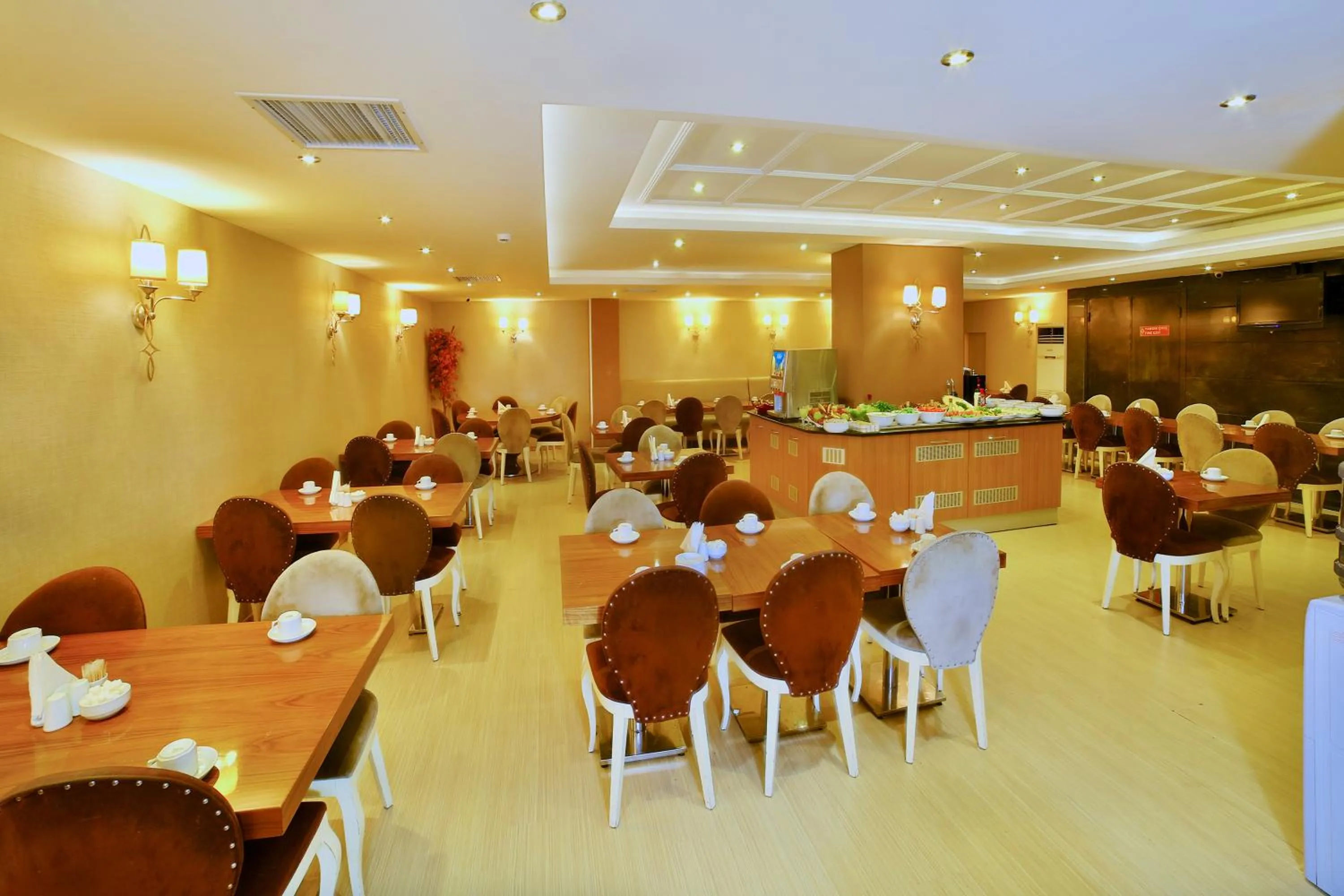 Restaurant/places to eat in Hotel Grand Emin