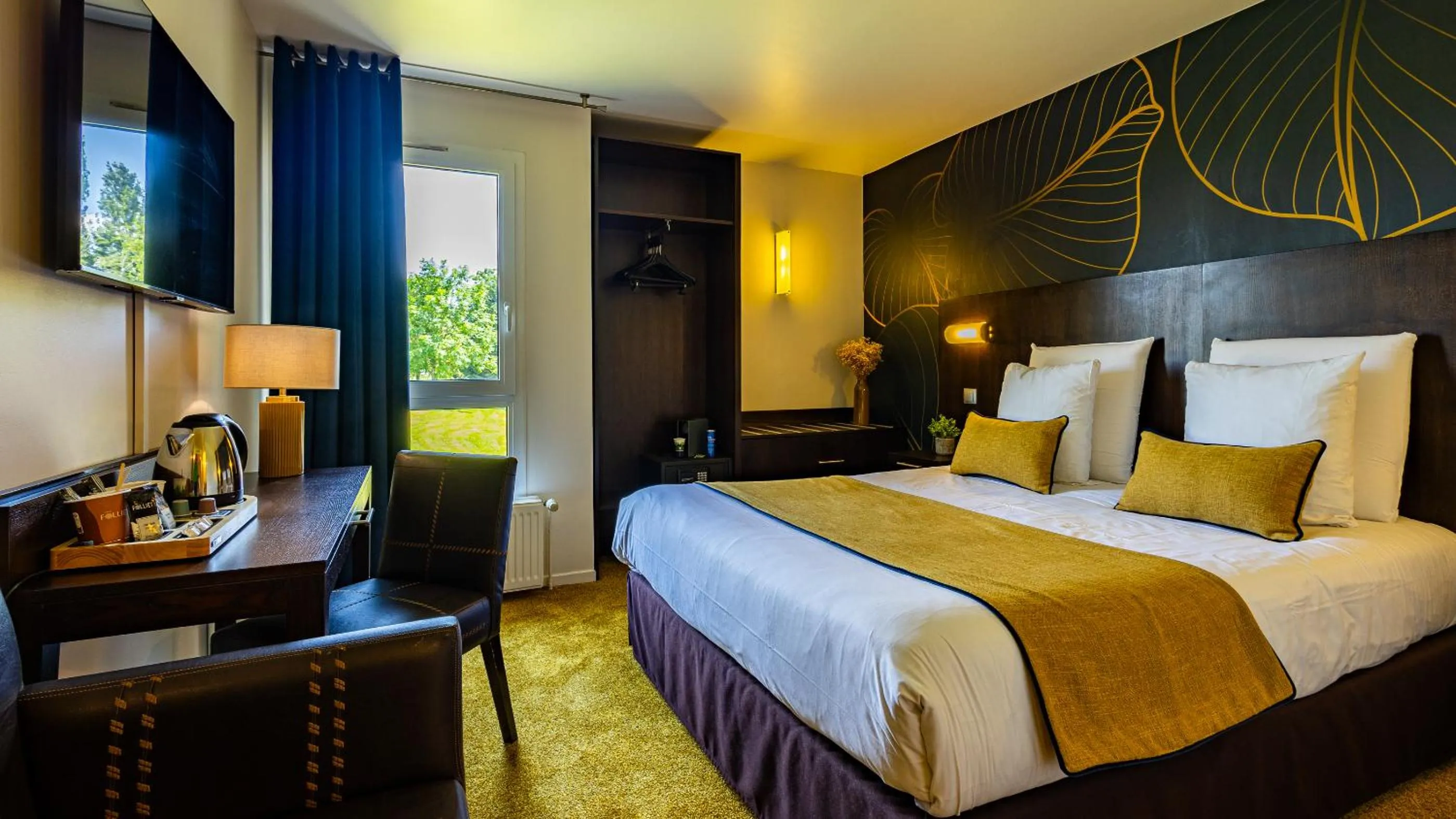 Property building, Bed in Logis Hostellerie D'Aussois