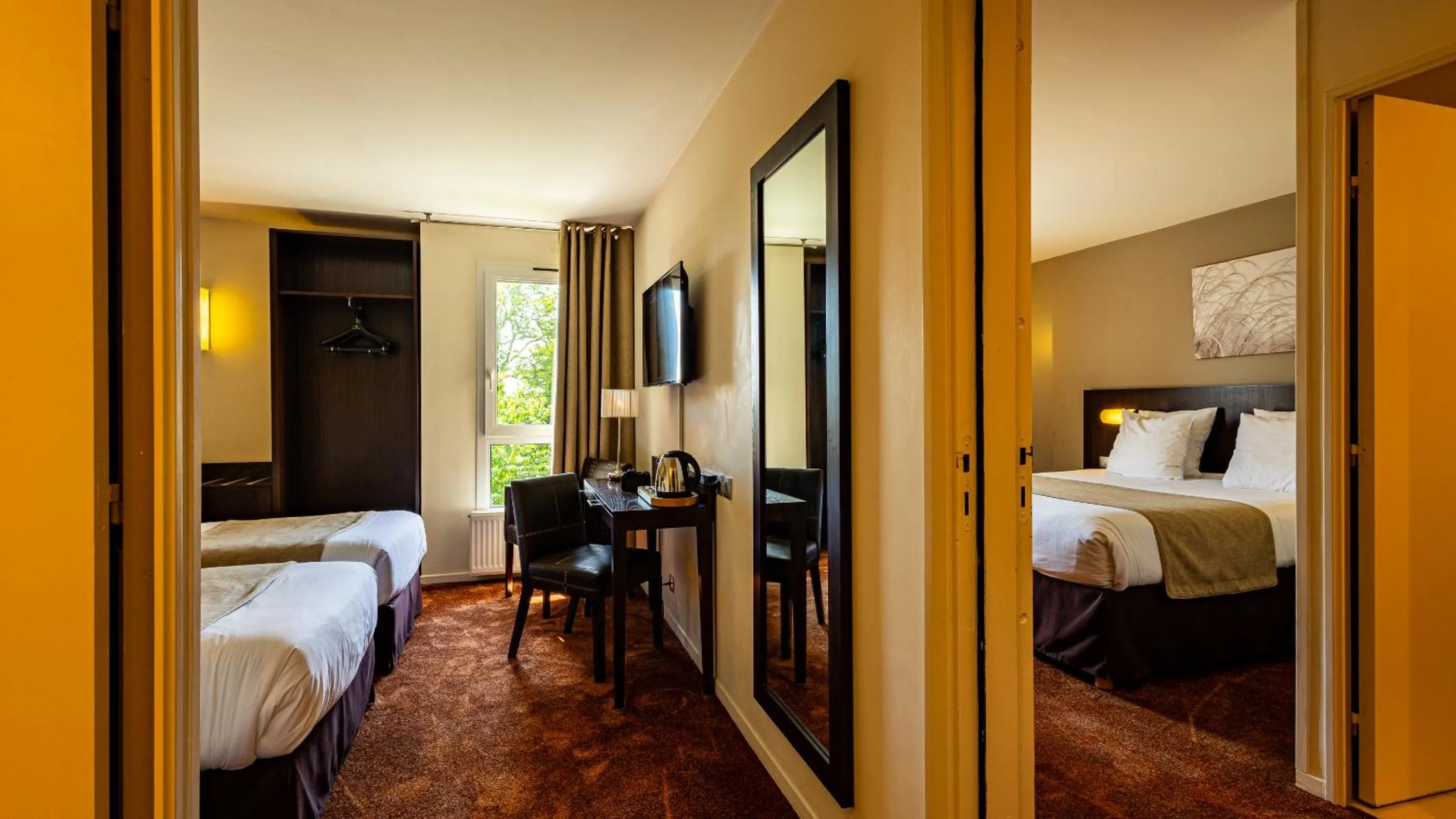 Property building, Bed in Logis Hostellerie D'Aussois