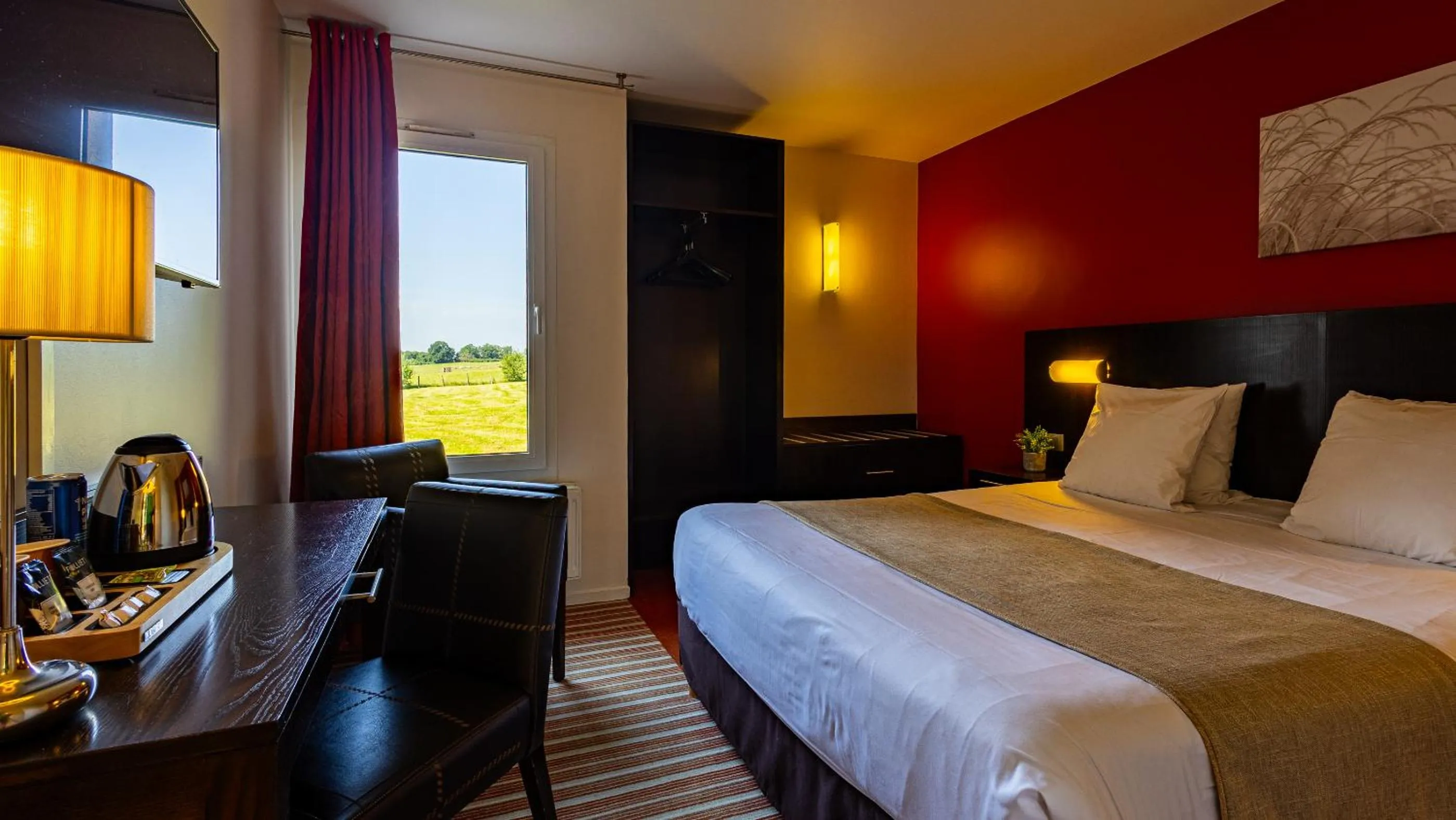 Property building, Bed in Logis Hostellerie D'Aussois