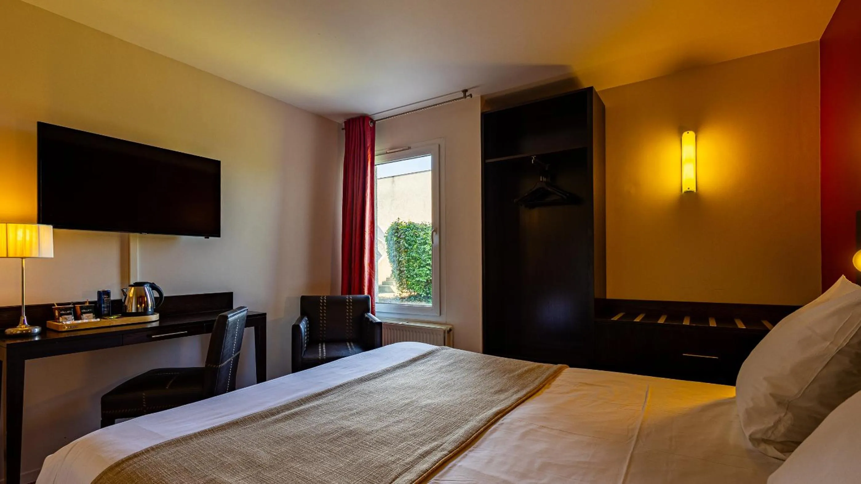 Property building, Bed in Logis Hostellerie D'Aussois