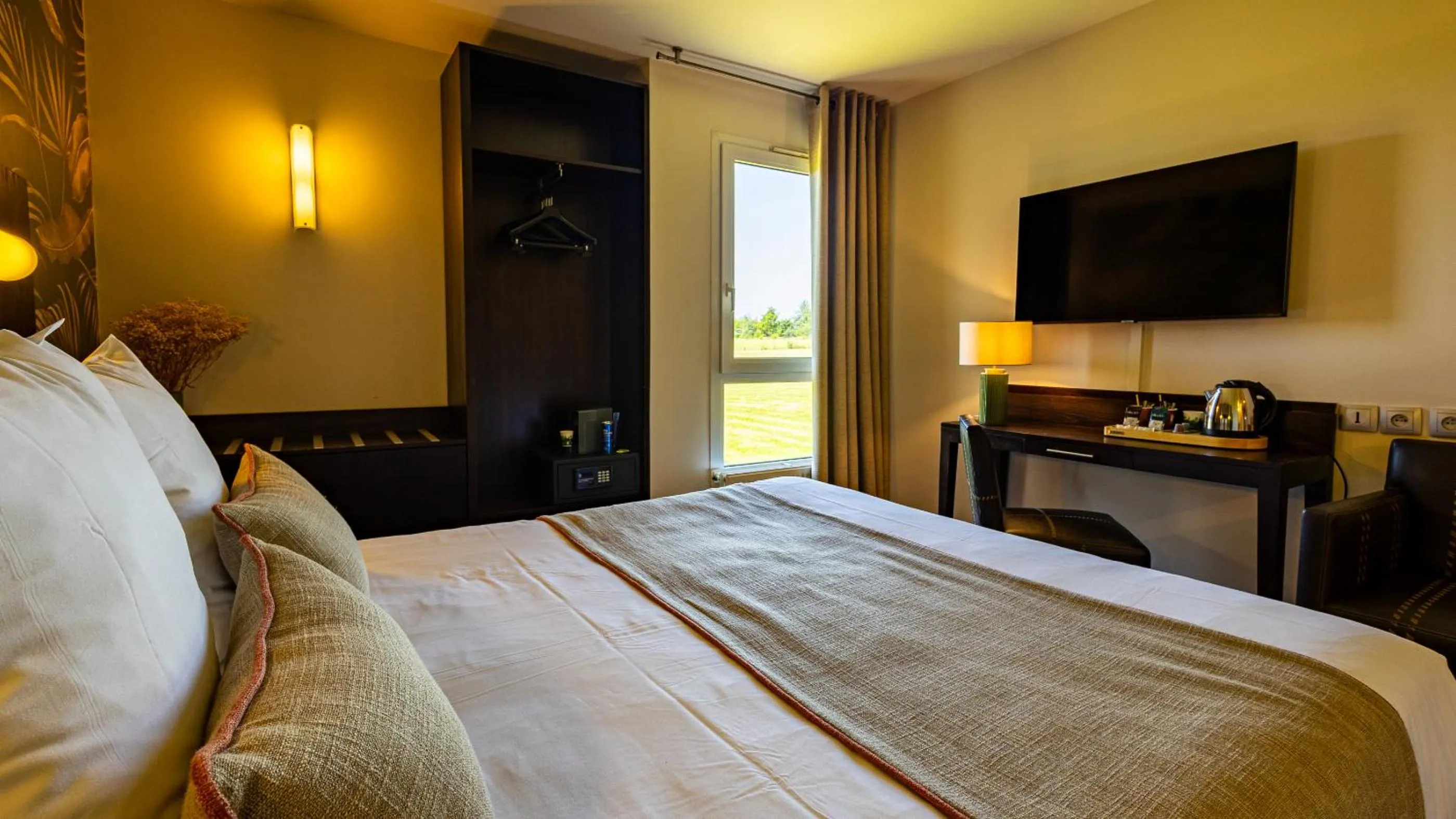 Property building, Bed in Logis Hostellerie D'Aussois