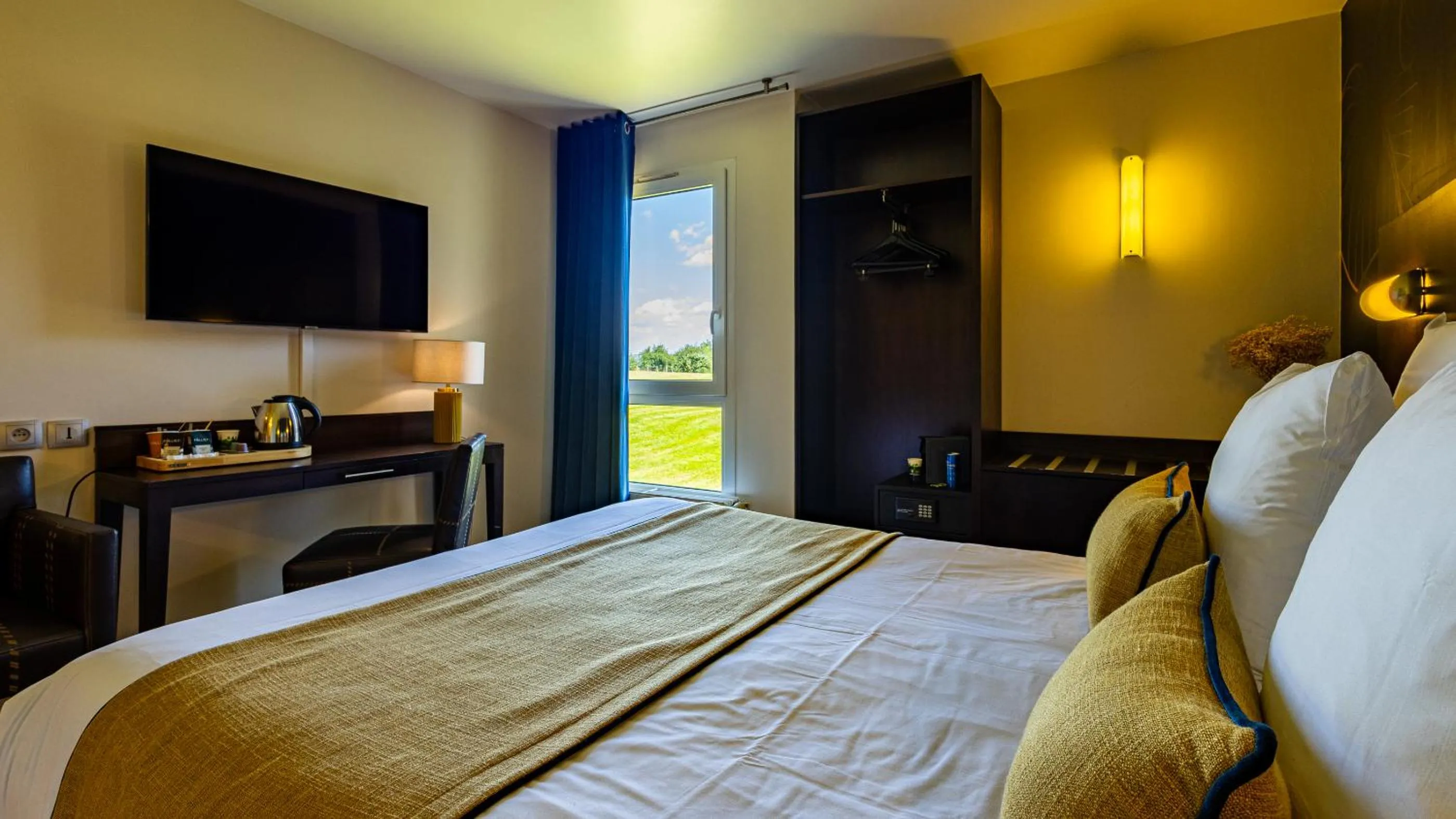 Property building, Bed in Logis Hostellerie D'Aussois